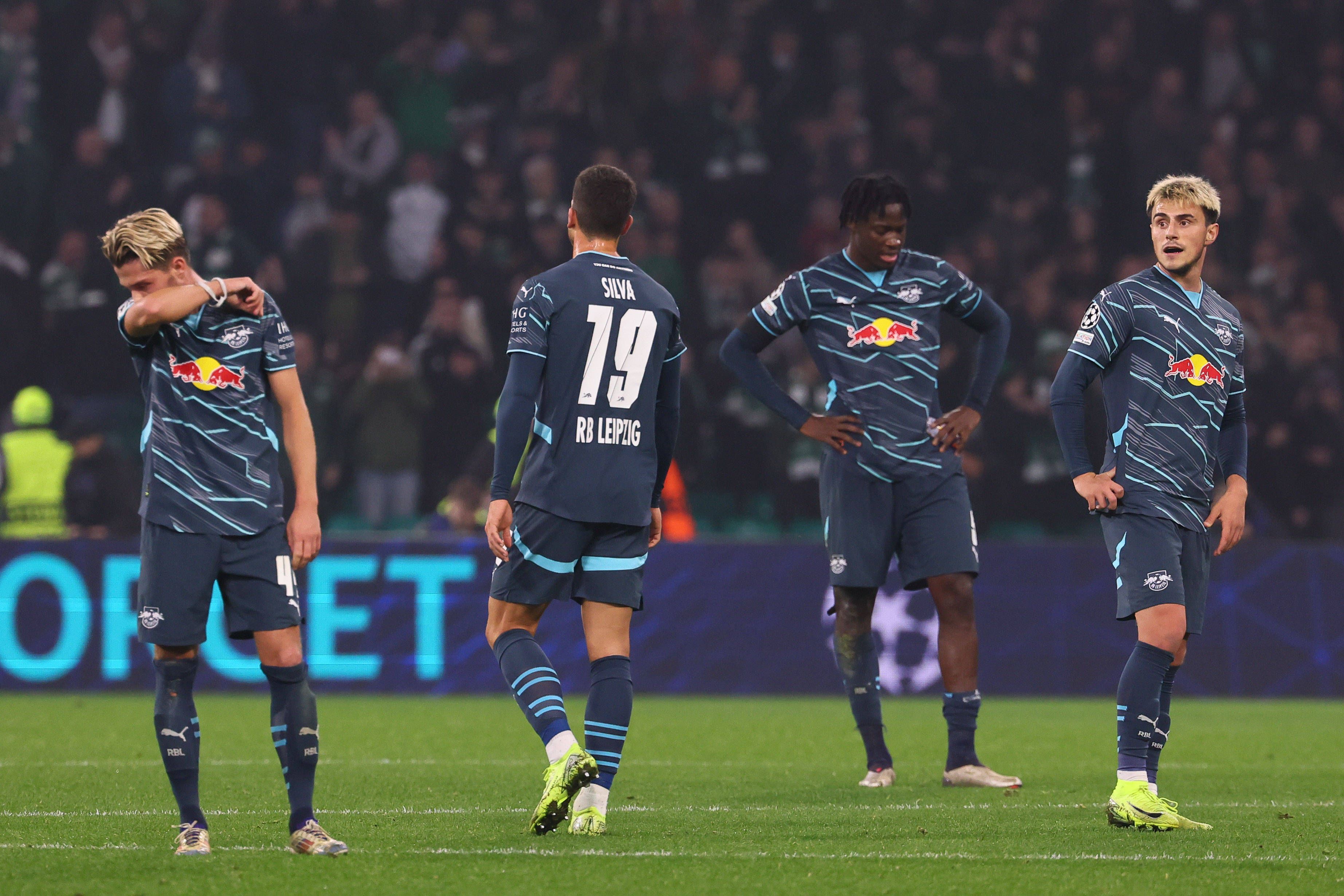 Spieler von RB Leipzig sind gefrustet im Champions-League-Trikot.