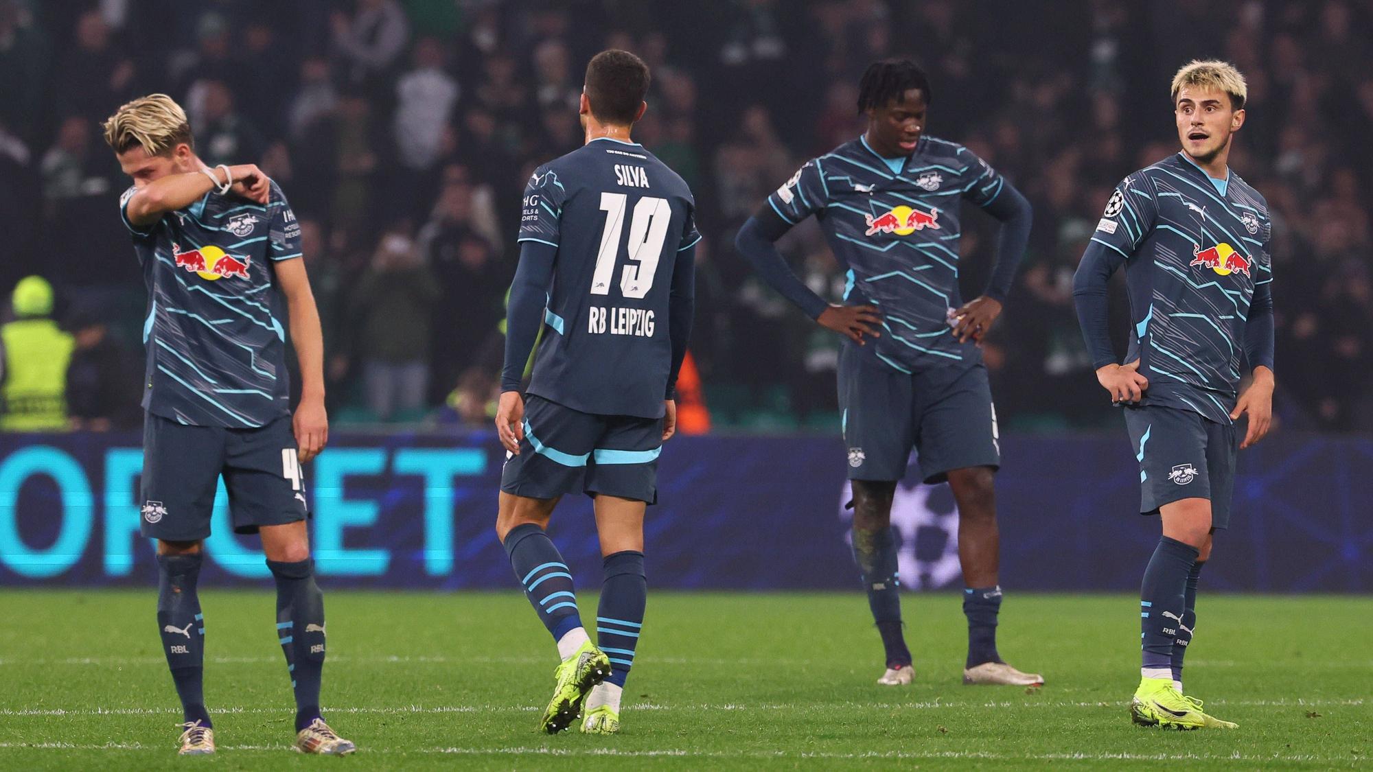 Spieler von RB Leipzig sind gefrustet im Champions-League-Trikot.