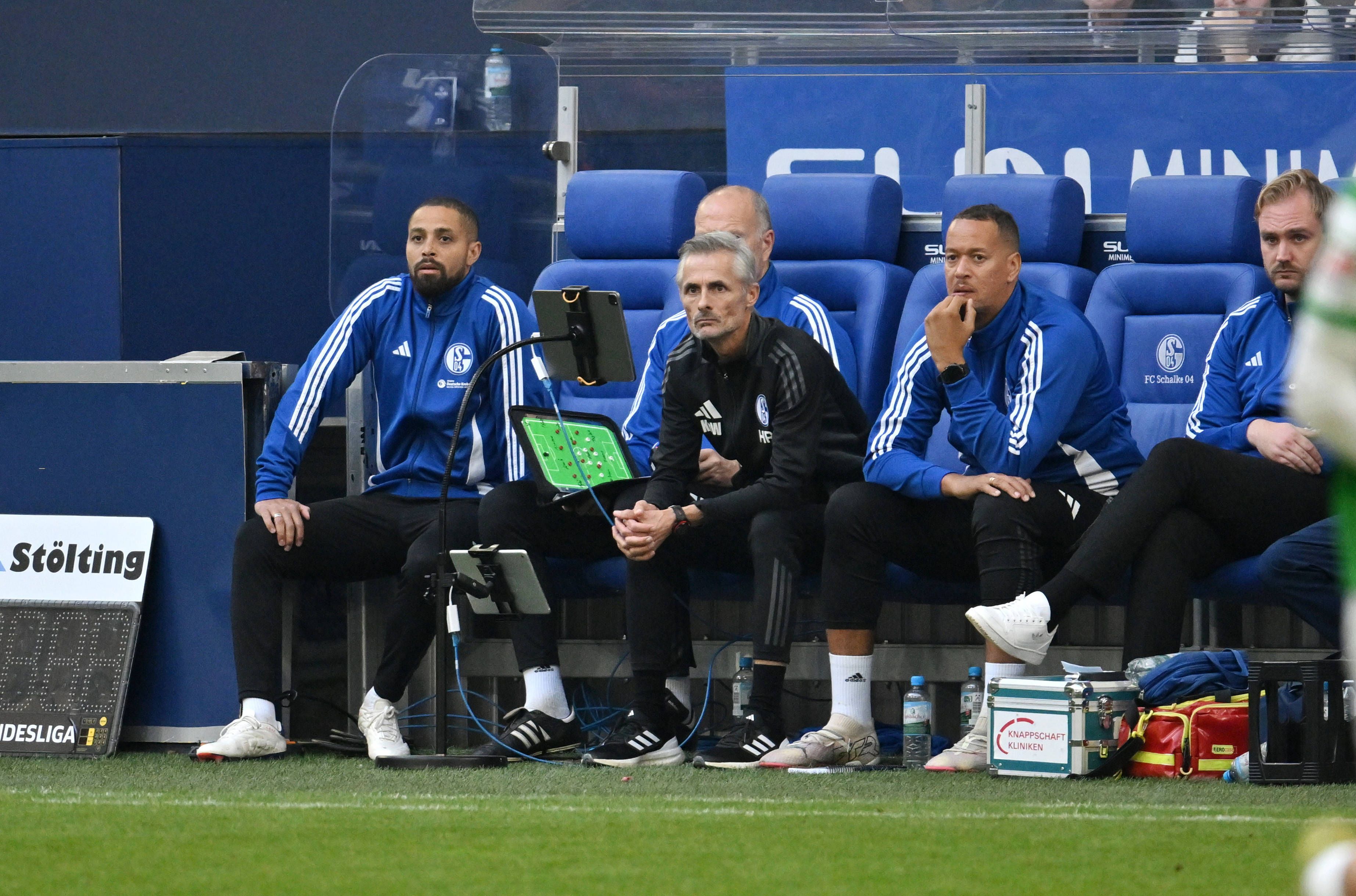 Die Schalke-Trainerbank bei einem Spiel in Gelsenkirchen.