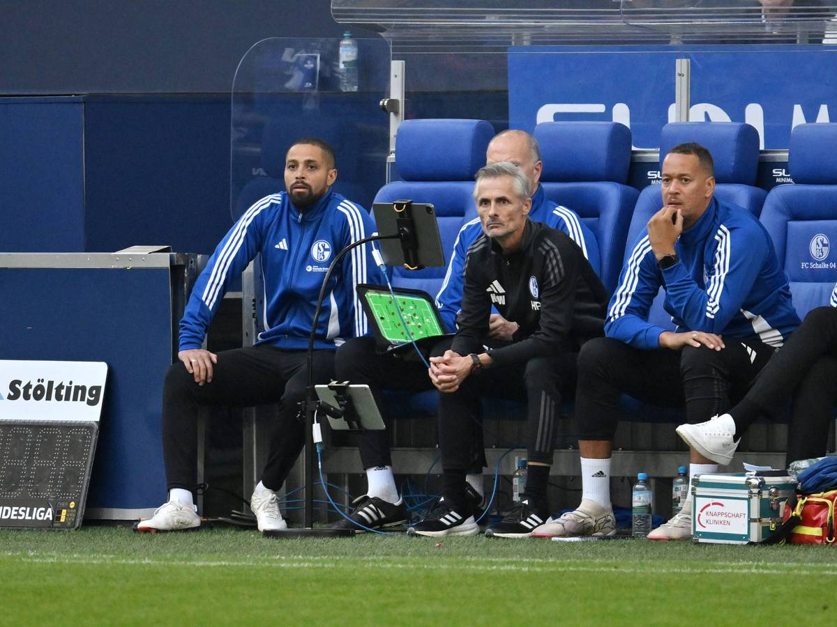 Die Schalke-Trainerbank bei einem Spiel in Gelsenkirchen.