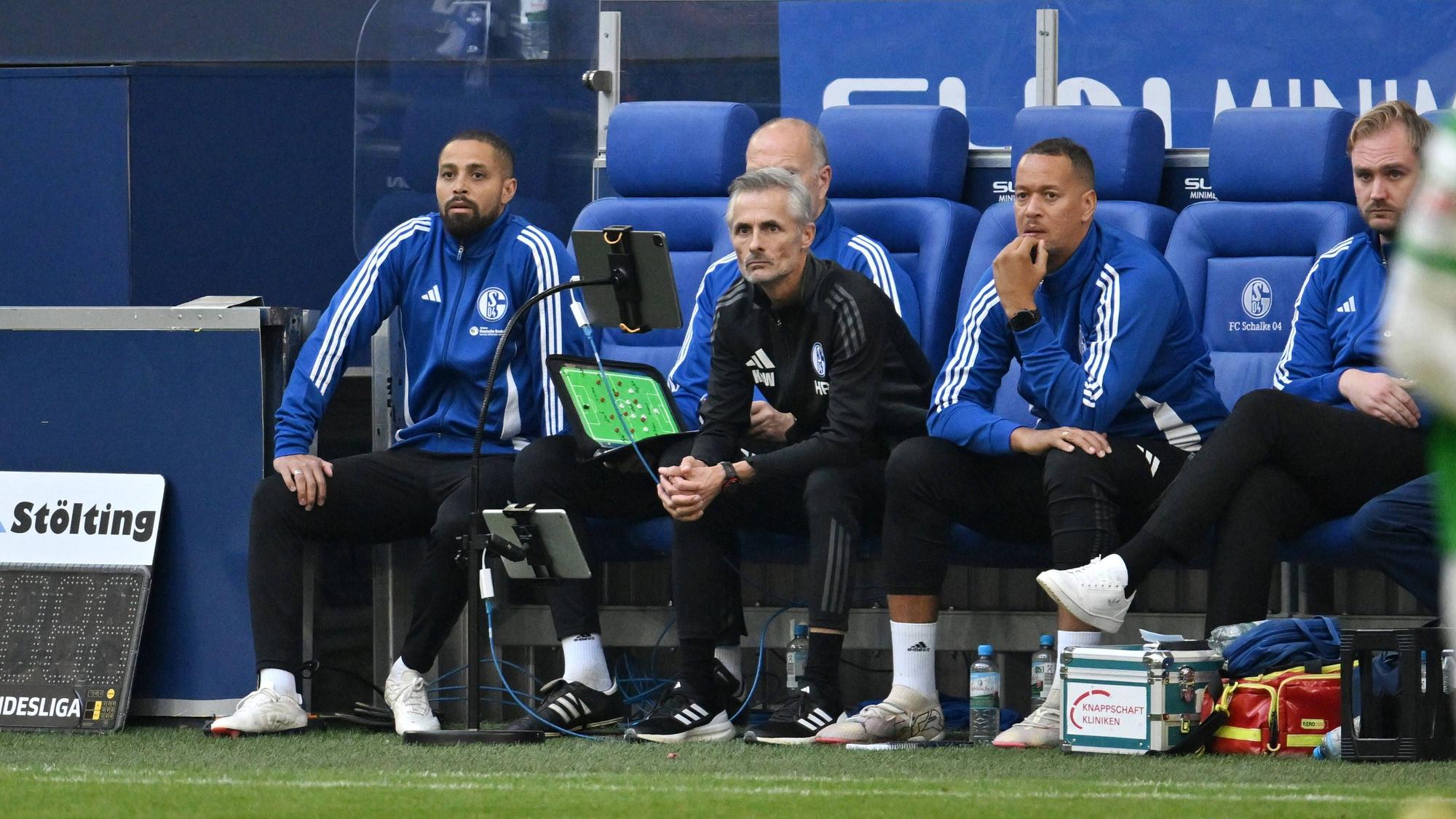 Die Schalke-Trainerbank bei einem Spiel in Gelsenkirchen.