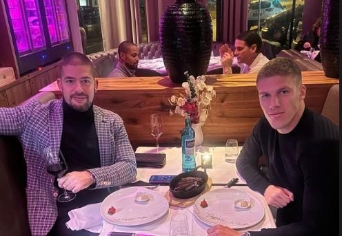 Jakov Medic und sein Cousin essen an einem Tisch. An einem Tisch im Hintergrund sitzen sich Gerardo Seoane und Sidney Sam gegenüber.
