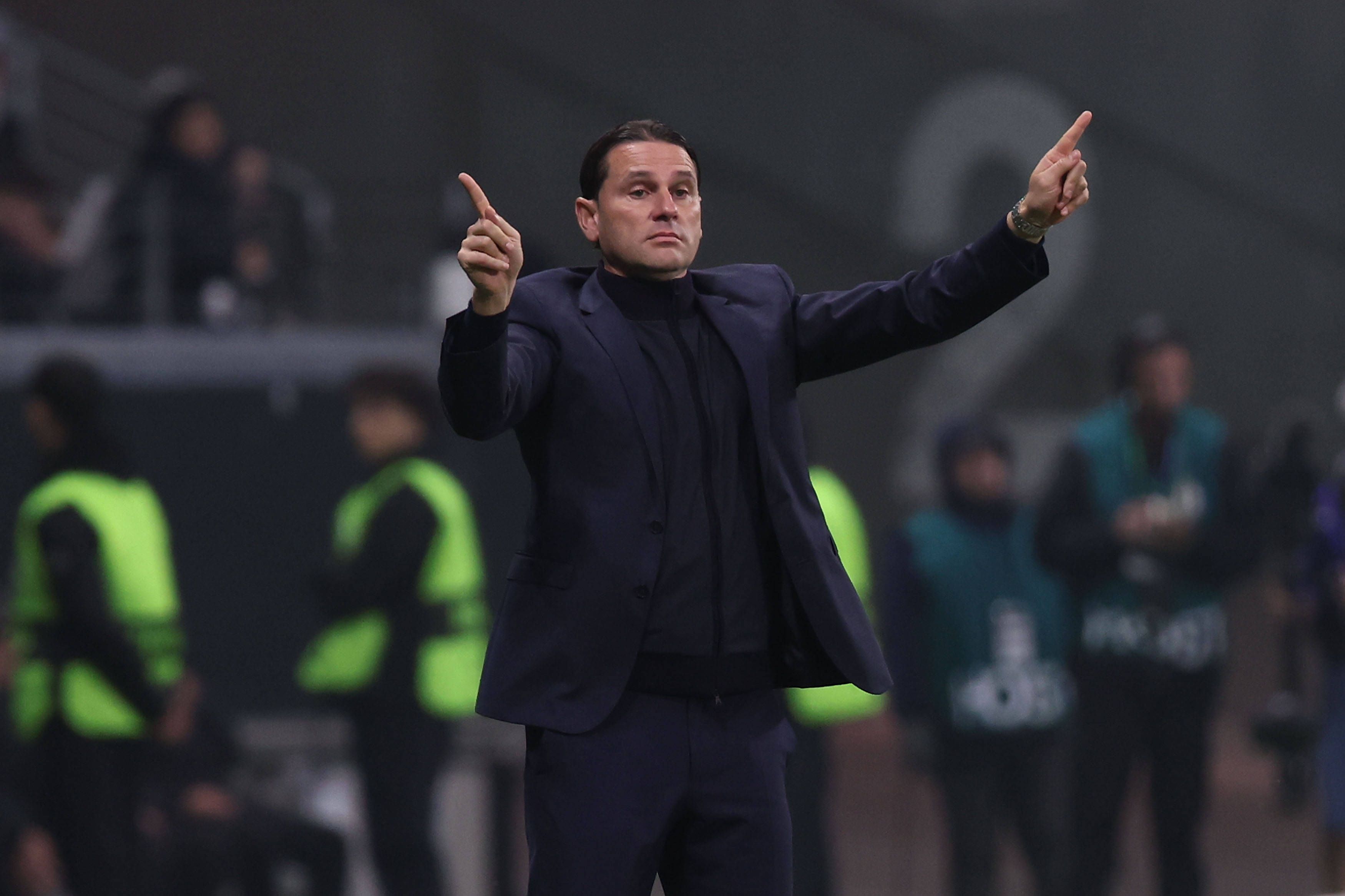 Gerardo Seoane hält an der Außenlinie seine Finger ausgestreckt.