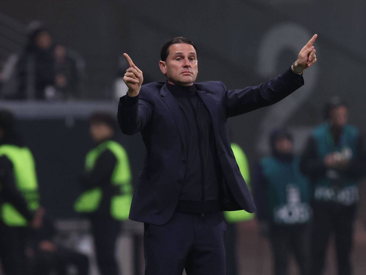 Gerardo Seoane hält an der Außenlinie seine Finger ausgestreckt.