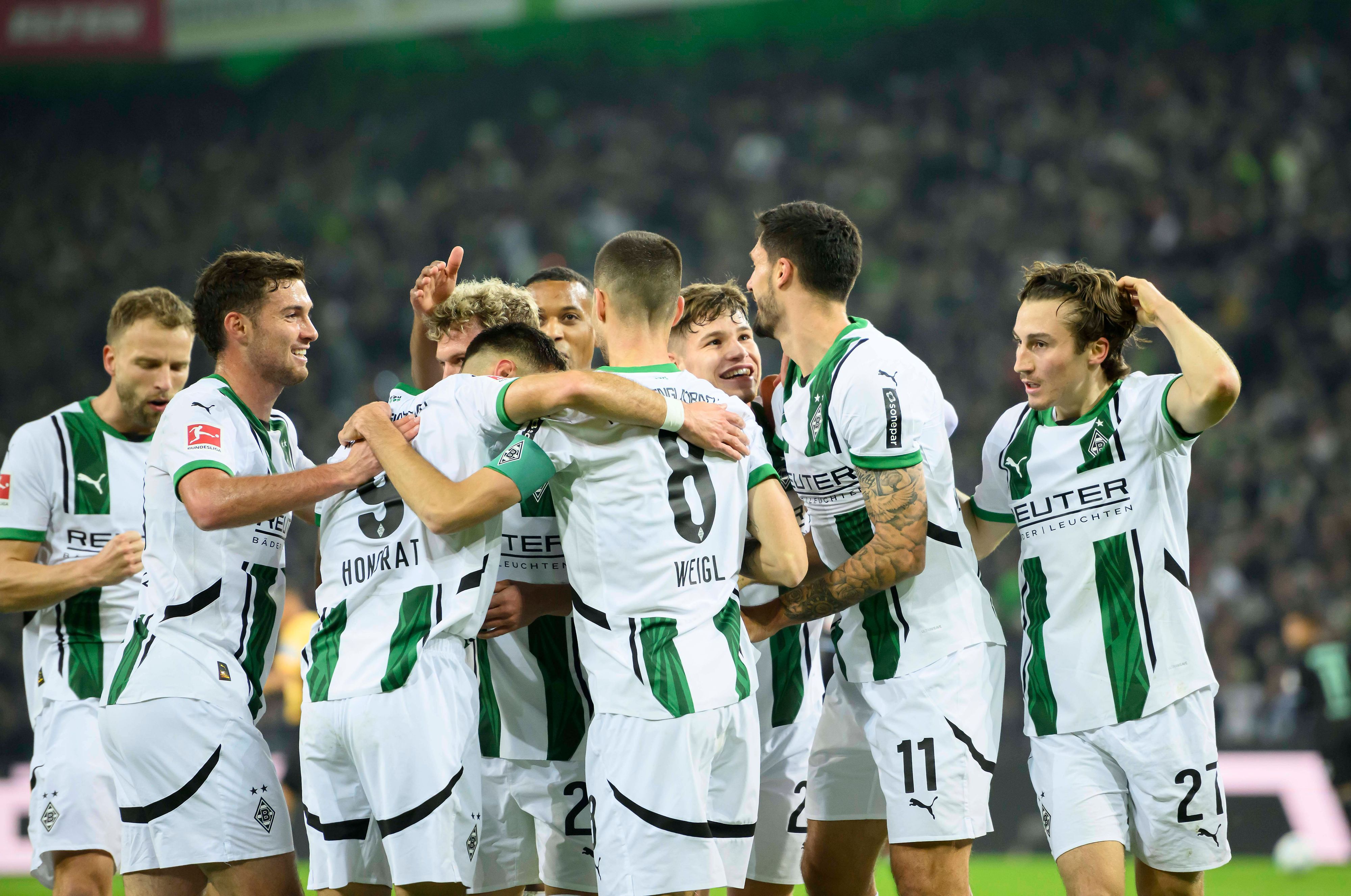 Die Spieler von Borussia Mönchengladbach in einer Jubeltraube.