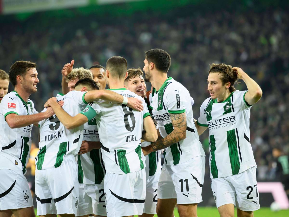 Die Spieler von Borussia Mönchengladbach in einer Jubeltraube.