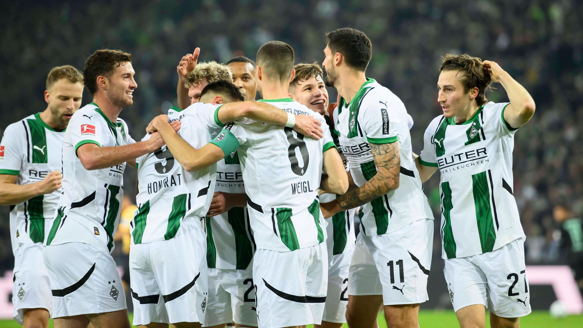 Die Spieler von Borussia Mönchengladbach in einer Jubeltraube.