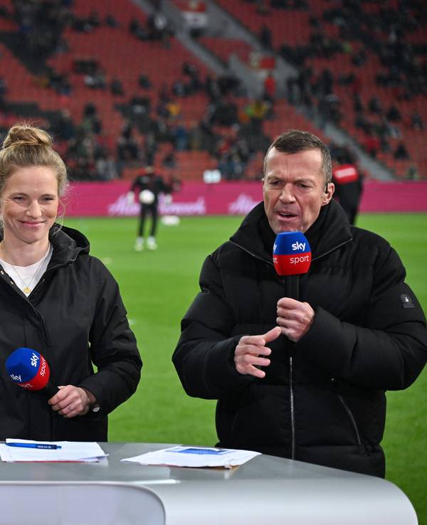 Sky-Moderator Sebastian Hellmann und die Experten Tabea Kemme sowie Lothar Matthäus stehen gemeinsam in Leverkusen am Pult.