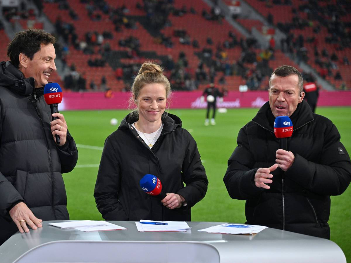 Sky-Moderator Sebastian Hellmann und die Experten Tabea Kemme sowie Lothar Matthäus stehen gemeinsam in Leverkusen am Pult.