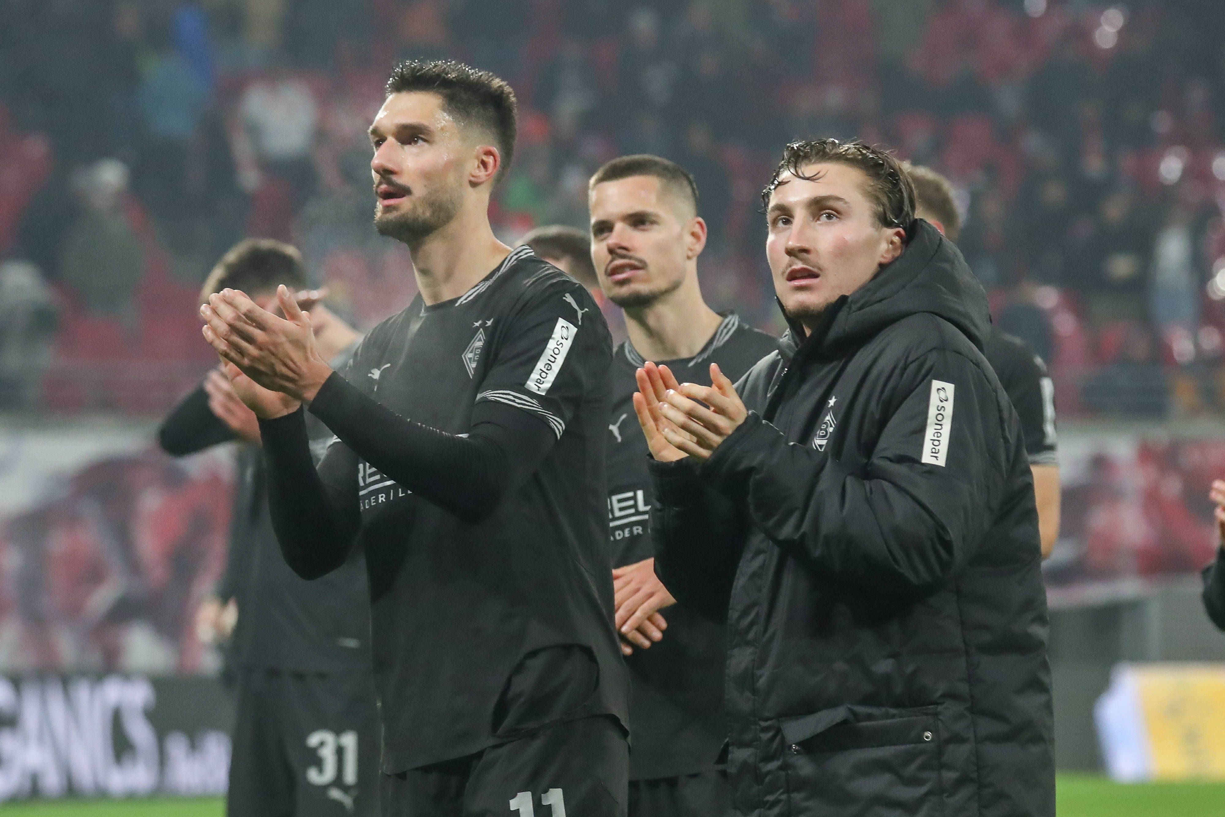 Tim Kleindienst, Julian Weigl und Rocco Reitz applaudieren den mitgereisten Fans von Borussia Mönchengladbach nach dem Auswärtsspiel in der Bundesliga bei RB Leipzig.