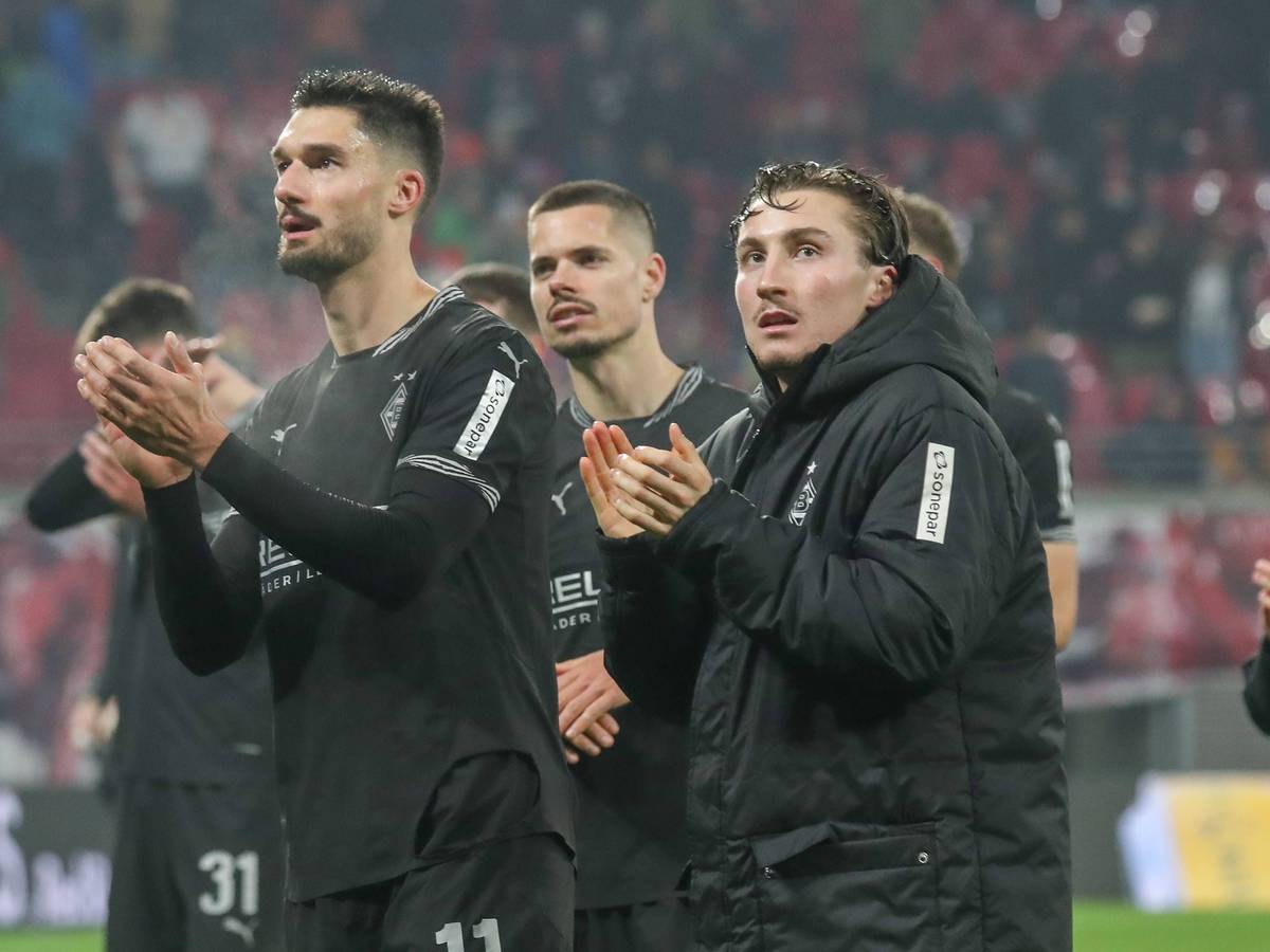 Tim Kleindienst, Julian Weigl und Rocco Reitz applaudieren den mitgereisten Fans von Borussia Mönchengladbach nach dem Auswärtsspiel in der Bundesliga bei RB Leipzig.