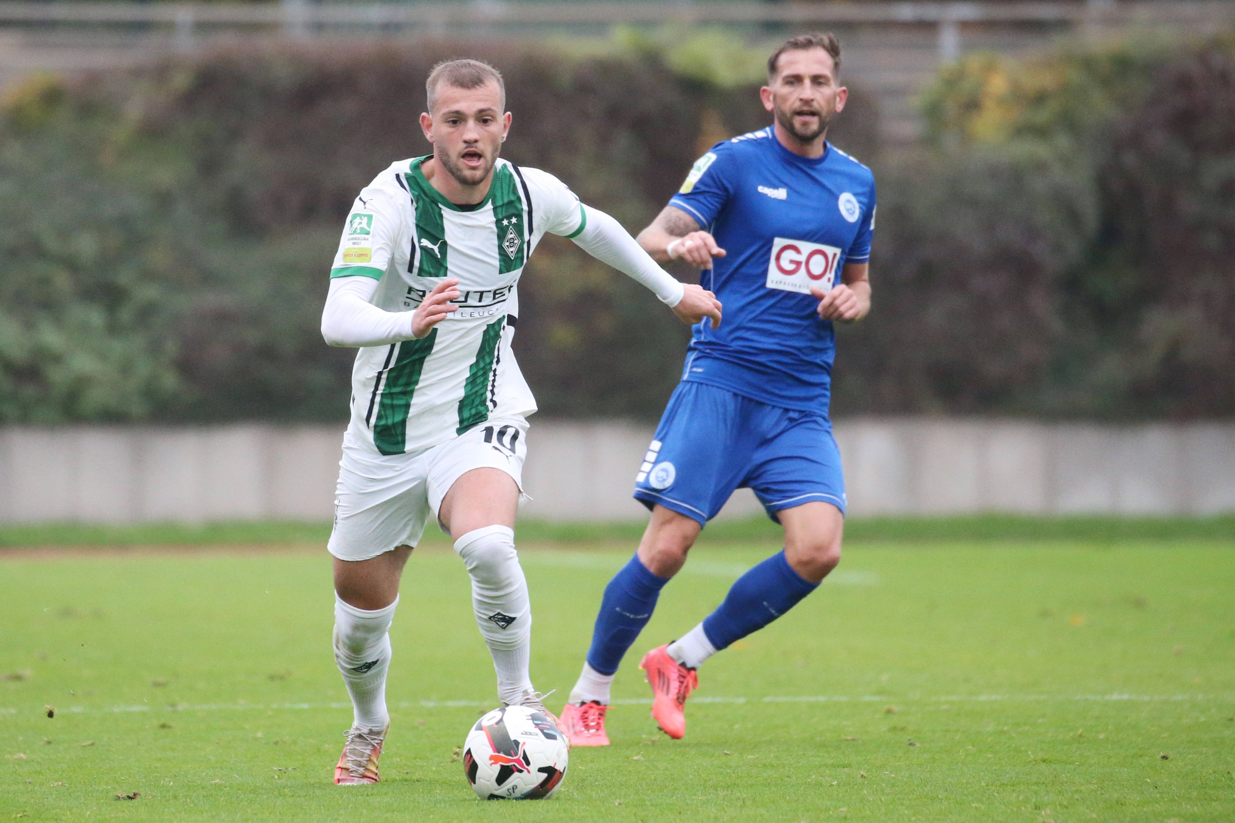 Borussia Mönchengladbachs Kushtrim Asallari führt den Ball, Lottes Marc Heider blickt hinterher.