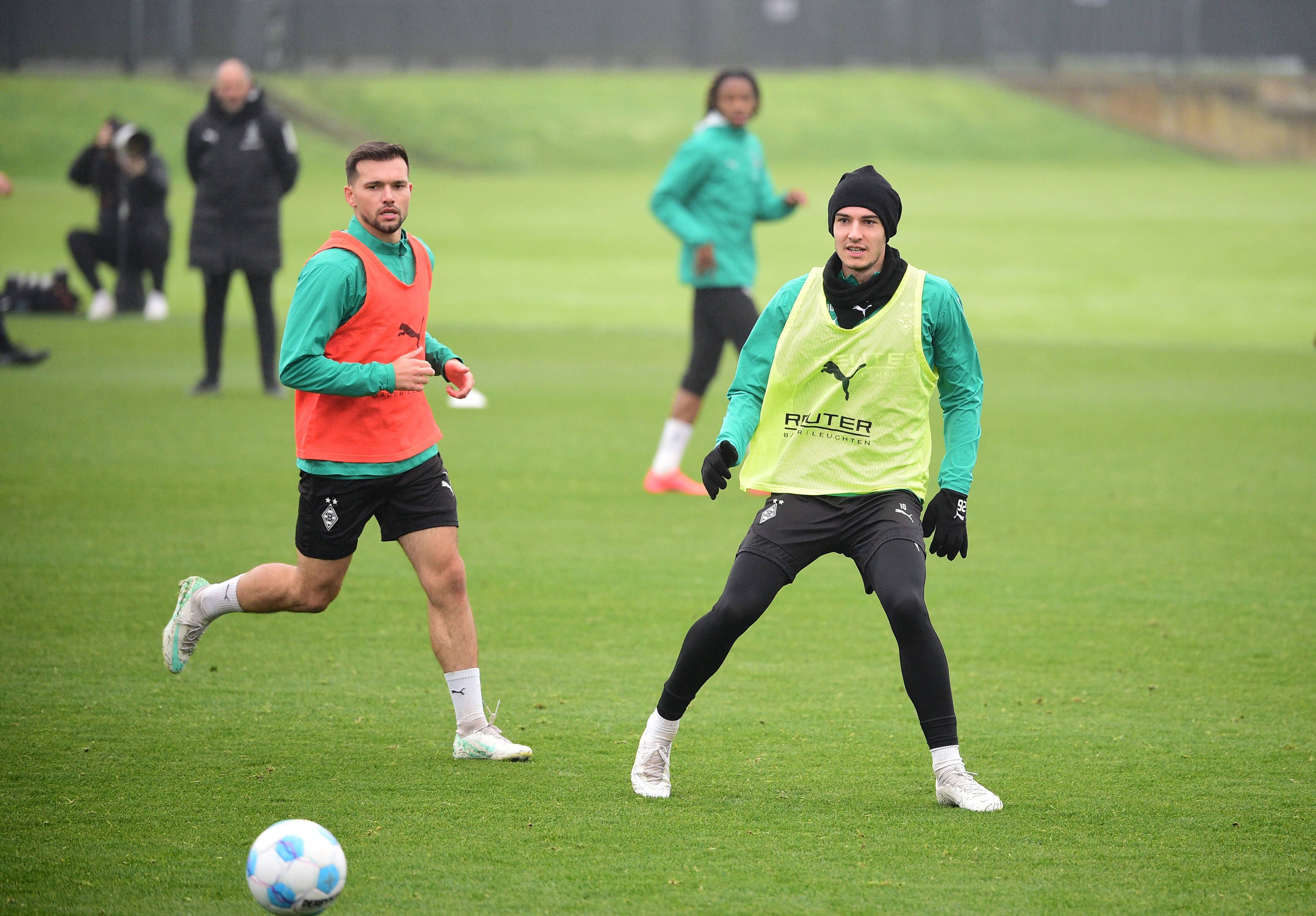 Kevin Stöger und Florian Neuhaus fixieren den Ball im Training von Borussia Mönchengladbach.