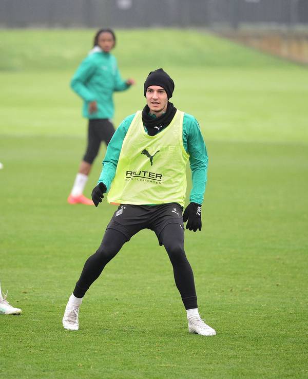 Kevin Stöger und Florian Neuhaus fixieren den Ball im Training von Borussia Mönchengladbach.