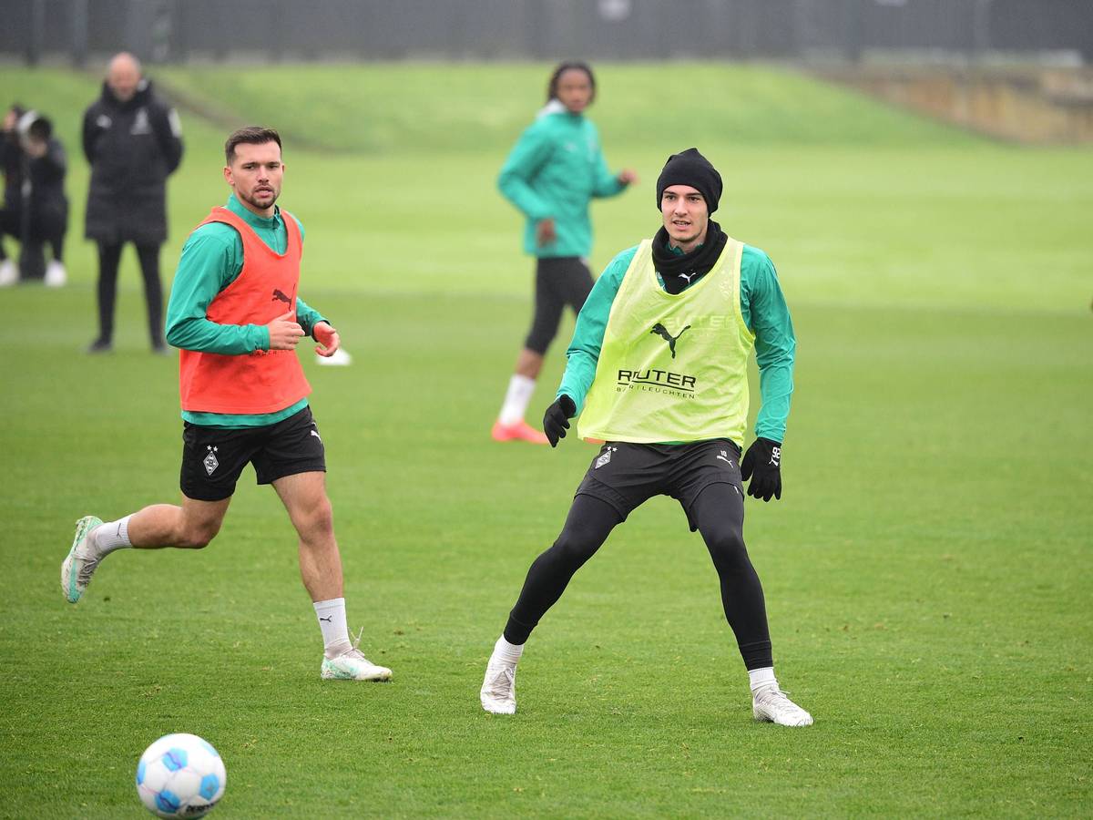 Kevin Stöger und Florian Neuhaus fixieren den Ball im Training von Borussia Mönchengladbach.