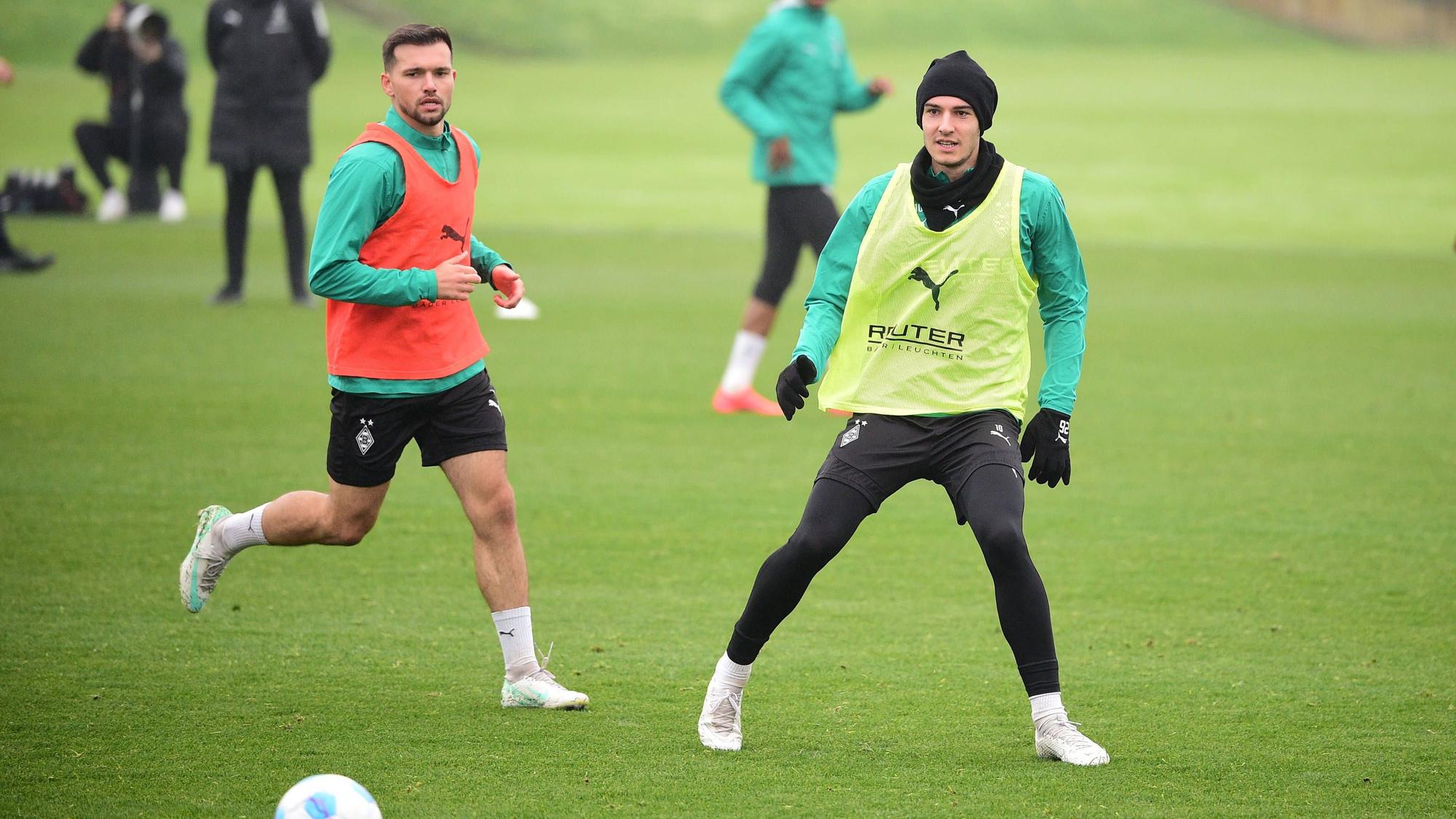 Kevin Stöger und Florian Neuhaus fixieren den Ball im Training von Borussia Mönchengladbach.