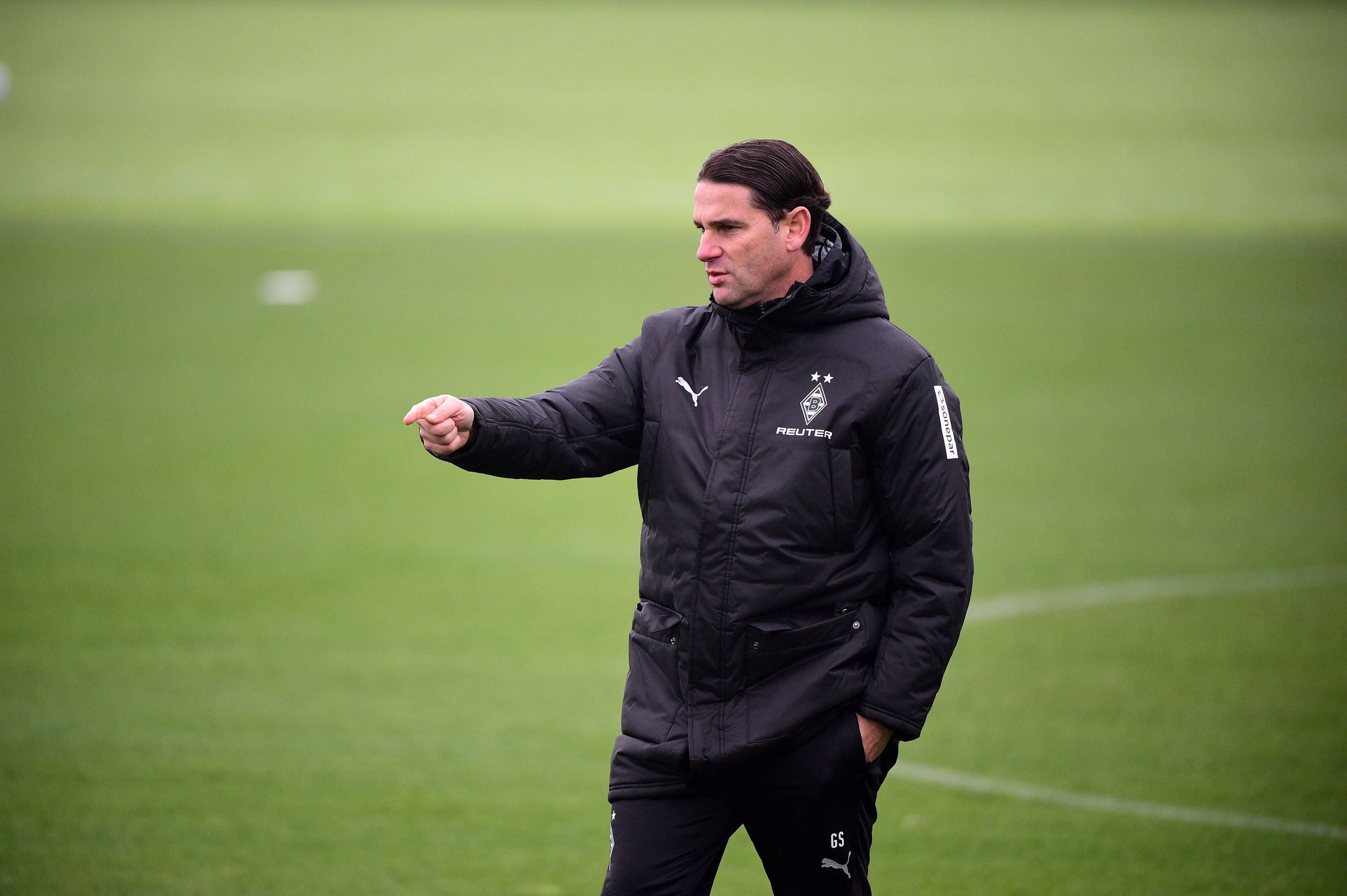 Borussia Mönchengladbachs Trainer Gerardo Seoane gibt bei einer Einheit Anweisungen an sein Team.