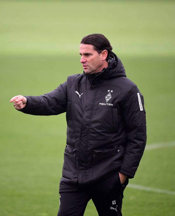 Borussia Mönchengladbachs Trainer Gerardo Seoane gibt bei einer Einheit Anweisungen an sein Team.