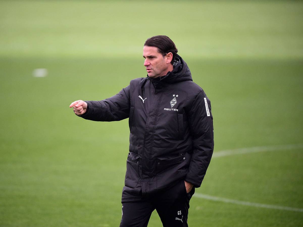 Borussia Mönchengladbachs Trainer Gerardo Seoane gibt bei einer Einheit Anweisungen an sein Team.