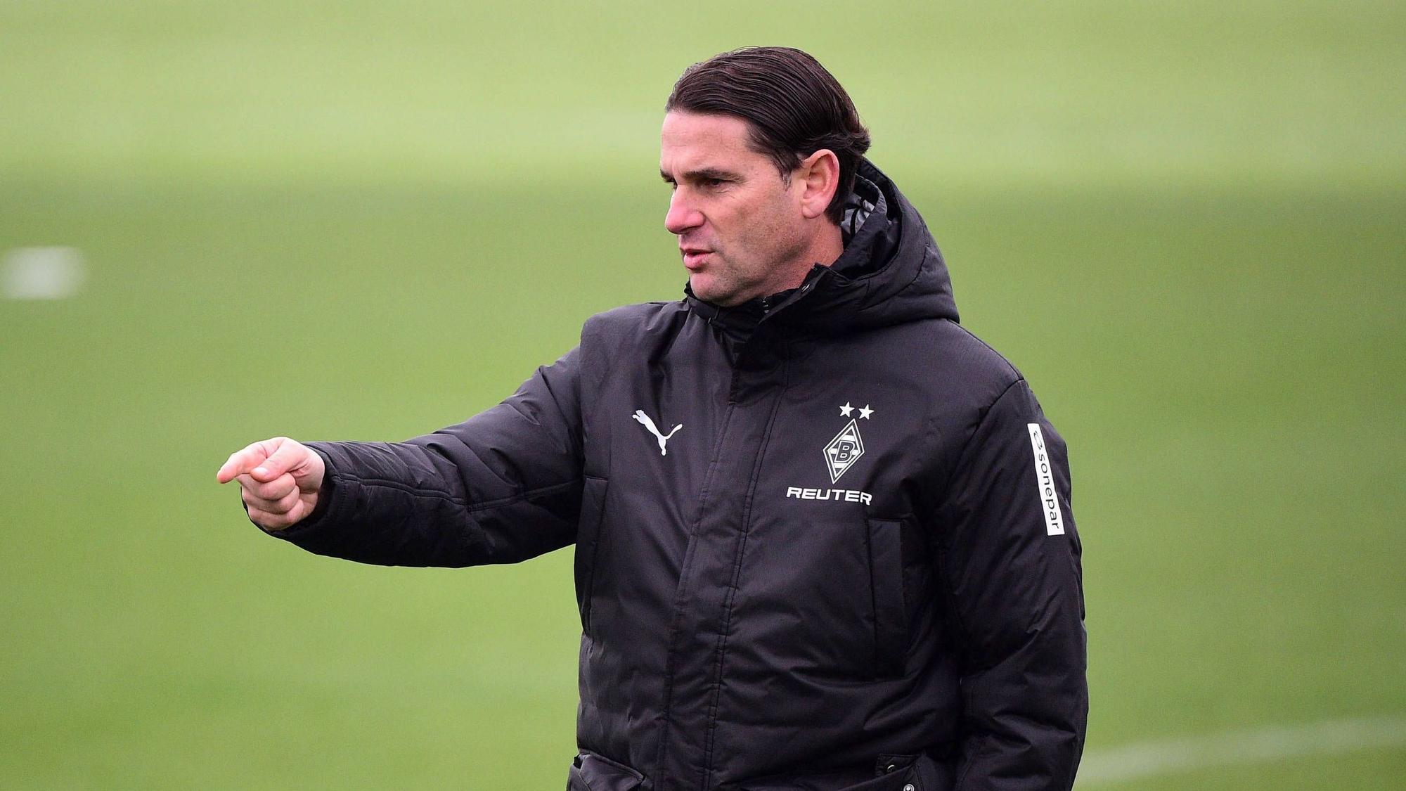 Borussia Mönchengladbachs Trainer Gerardo Seoane gibt bei einer Einheit Anweisungen an sein Team.