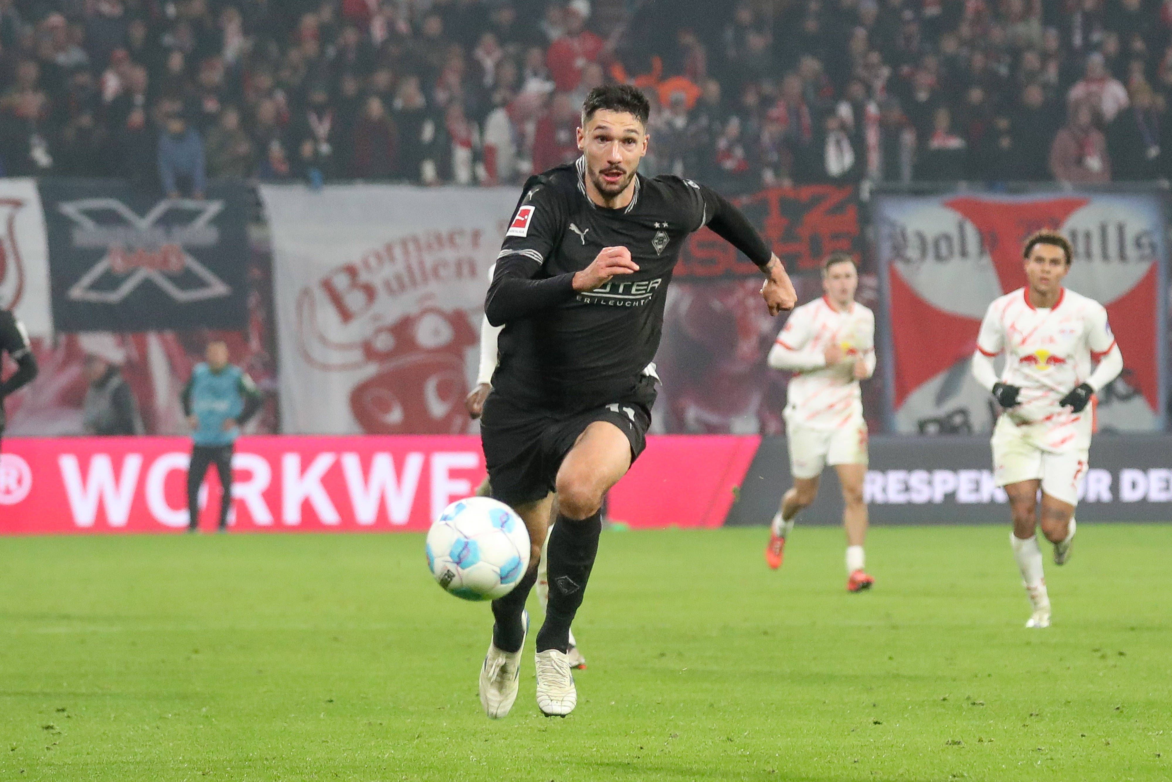 Borussia Mönchengladbachs Tim Kleindienst läuft im Bundesliga-Spiel bei RB Leipzig dem Ball hinterher.