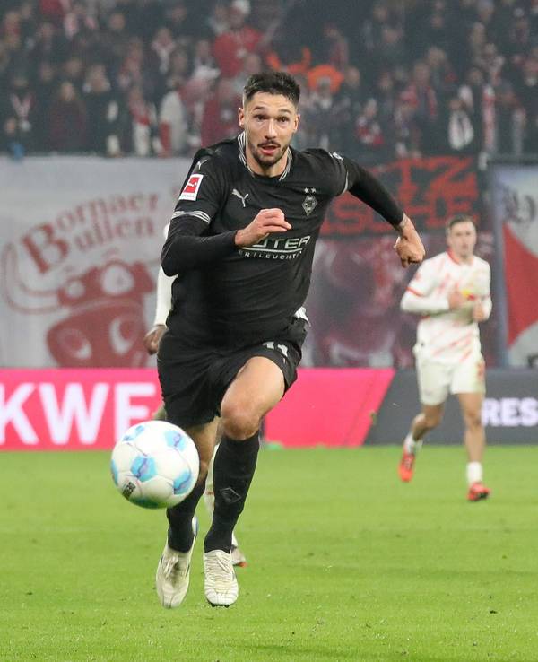 Borussia Mönchengladbachs Tim Kleindienst läuft im Bundesliga-Spiel bei RB Leipzig dem Ball hinterher.