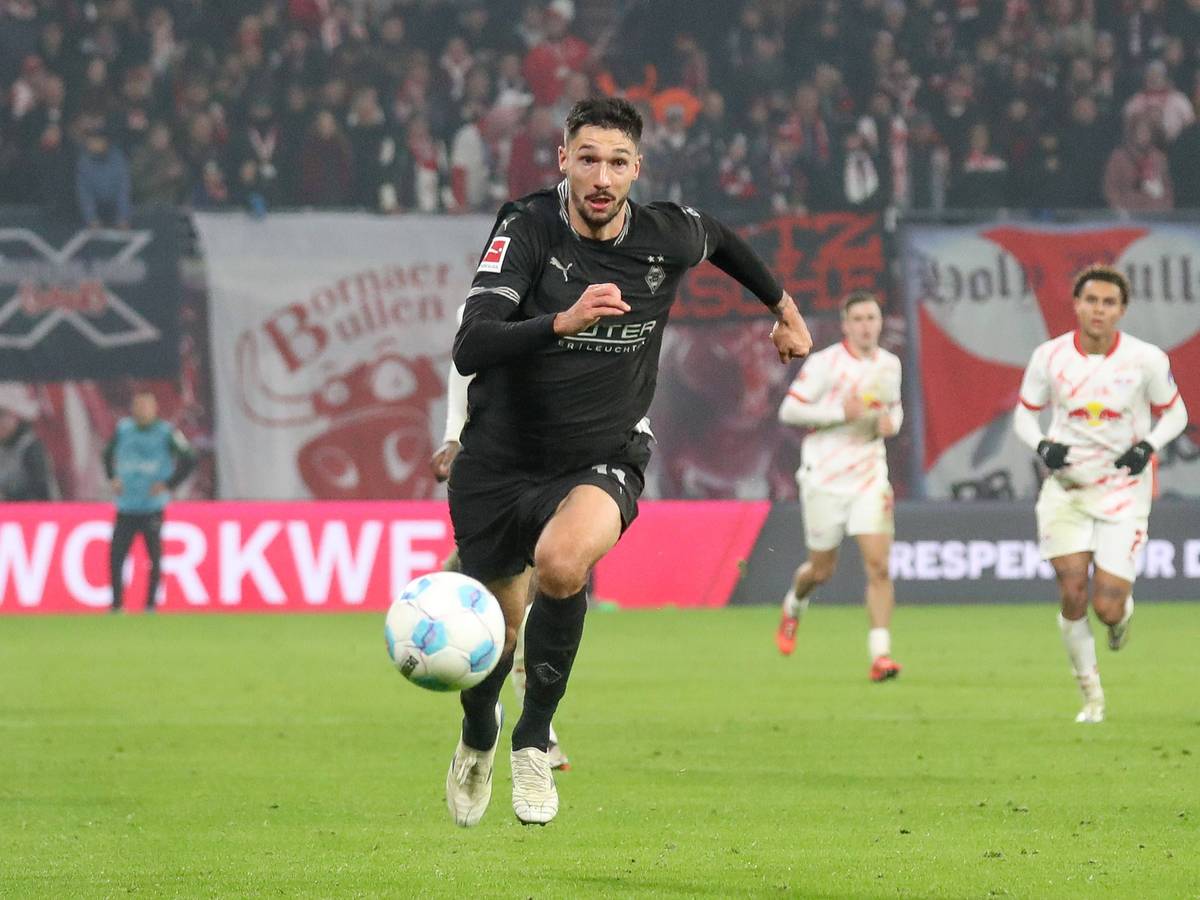 Borussia Mönchengladbachs Tim Kleindienst läuft im Bundesliga-Spiel bei RB Leipzig dem Ball hinterher.