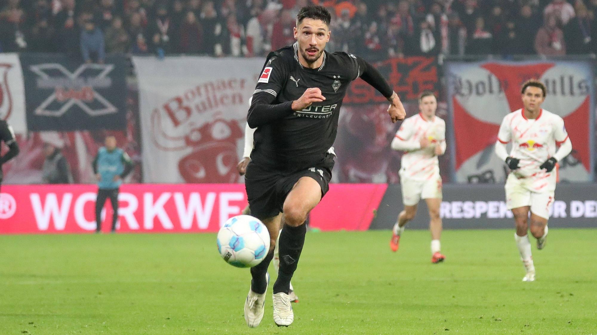 Borussia Mönchengladbachs Tim Kleindienst läuft im Bundesliga-Spiel bei RB Leipzig dem Ball hinterher.