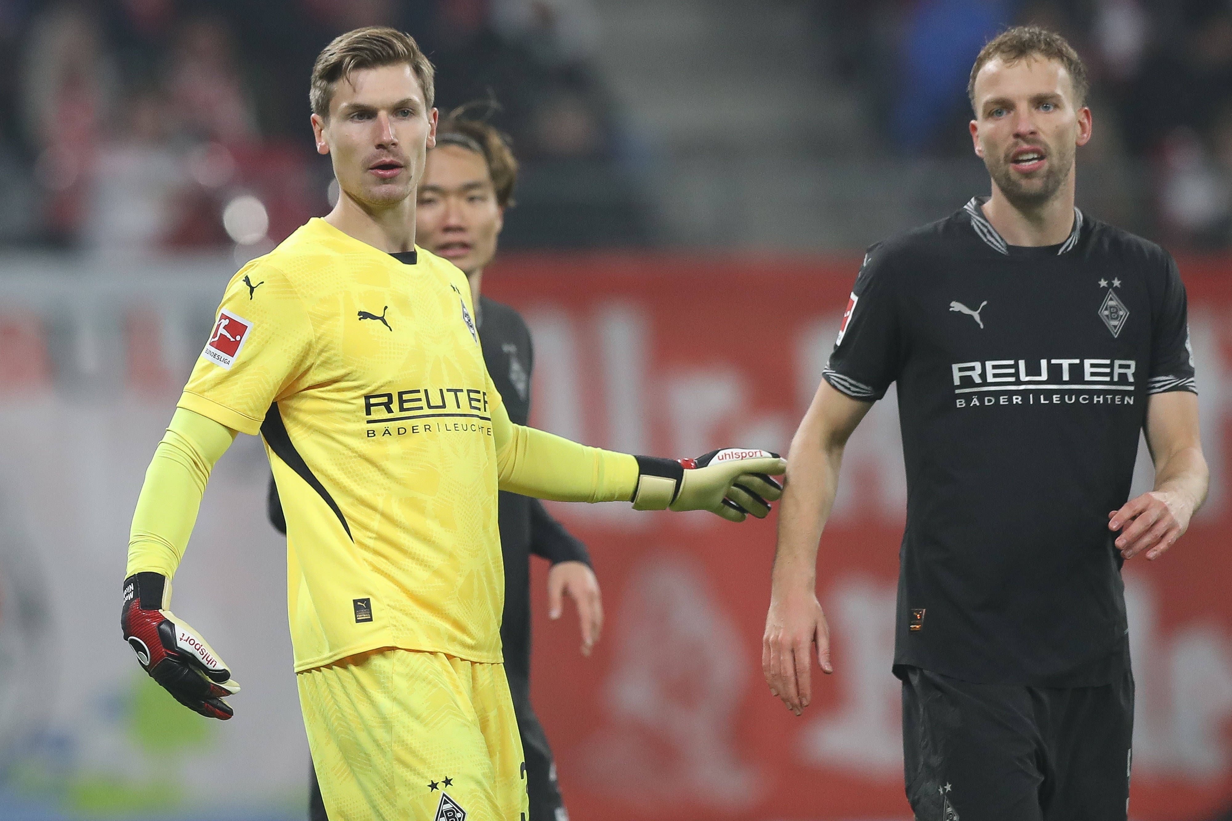 Die Gladbach-Profis Moritz Nicolas, Ko Itakura und Marvin Friedrich blicken im Spiel bei RB Leipzig auf eine Szene.