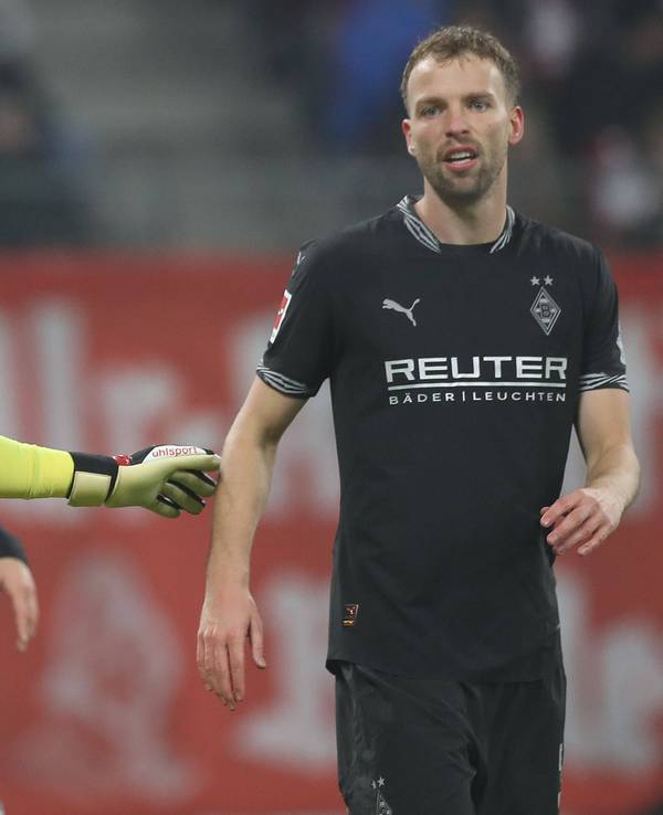 Die Gladbach-Profis Moritz Nicolas, Ko Itakura und Marvin Friedrich blicken im Spiel bei RB Leipzig auf eine Szene.