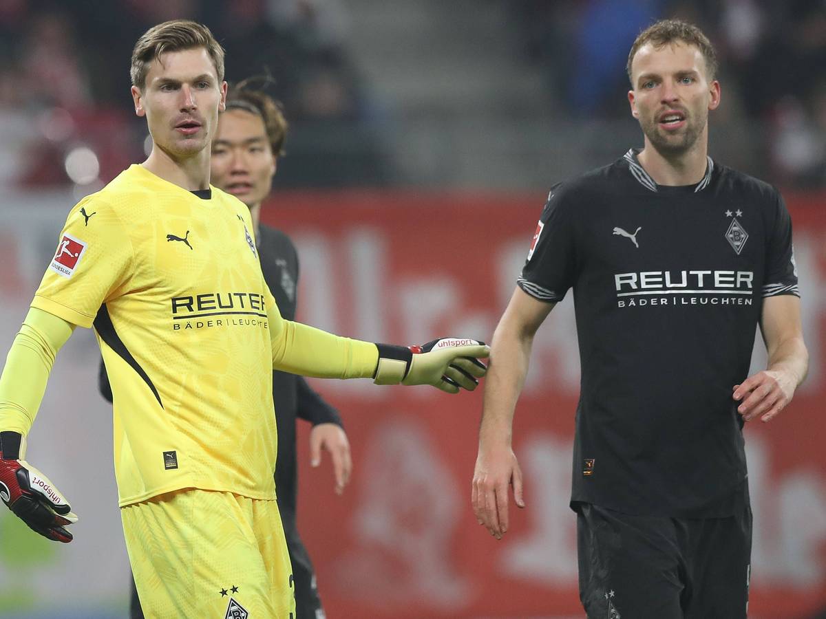 Die Gladbach-Profis Moritz Nicolas, Ko Itakura und Marvin Friedrich blicken im Spiel bei RB Leipzig auf eine Szene.