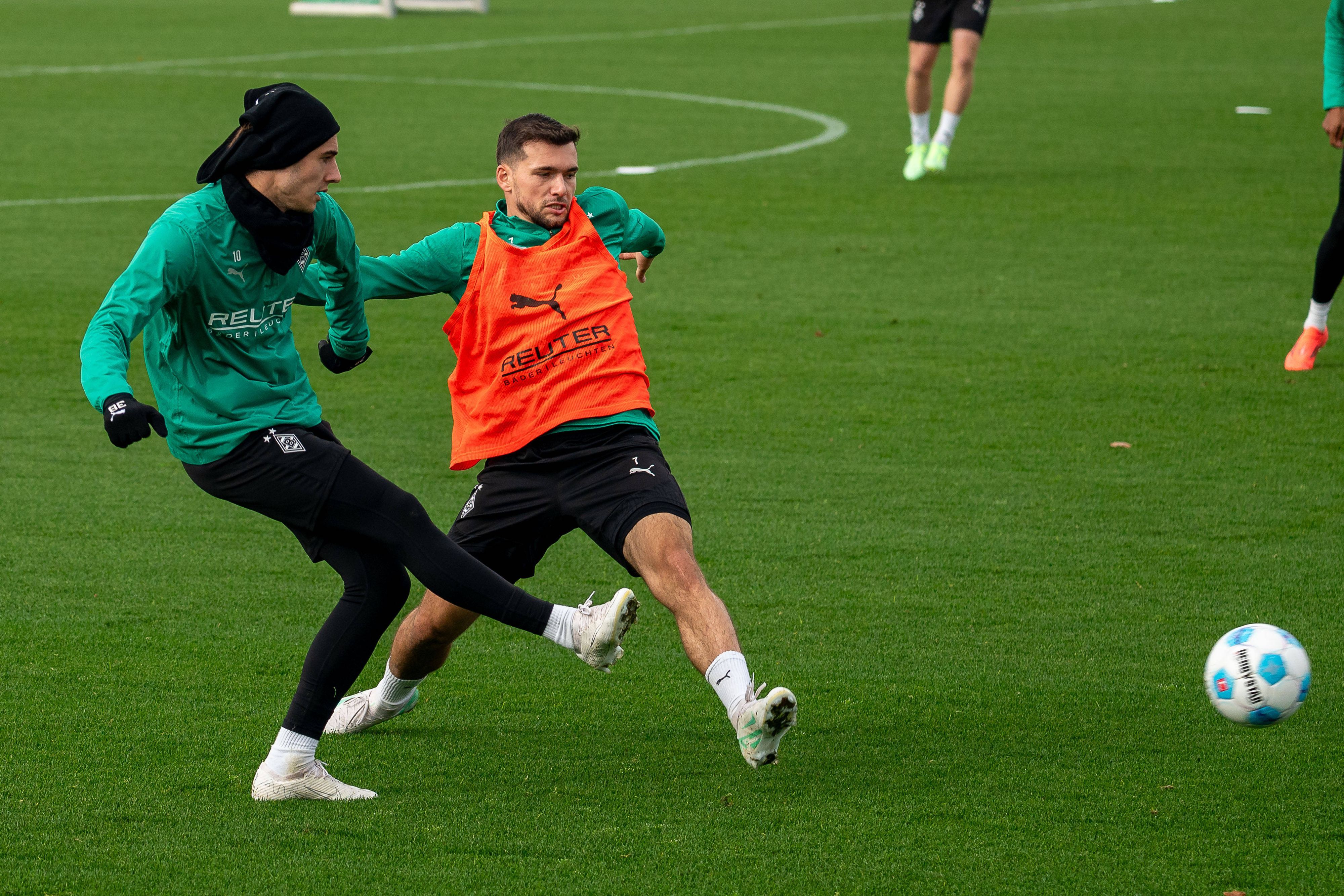 Borussia Mönchengladbachs Florian Neuhaus passt den Ball im Training, Teamkollege Kevin Stöger versucht zu blocken.