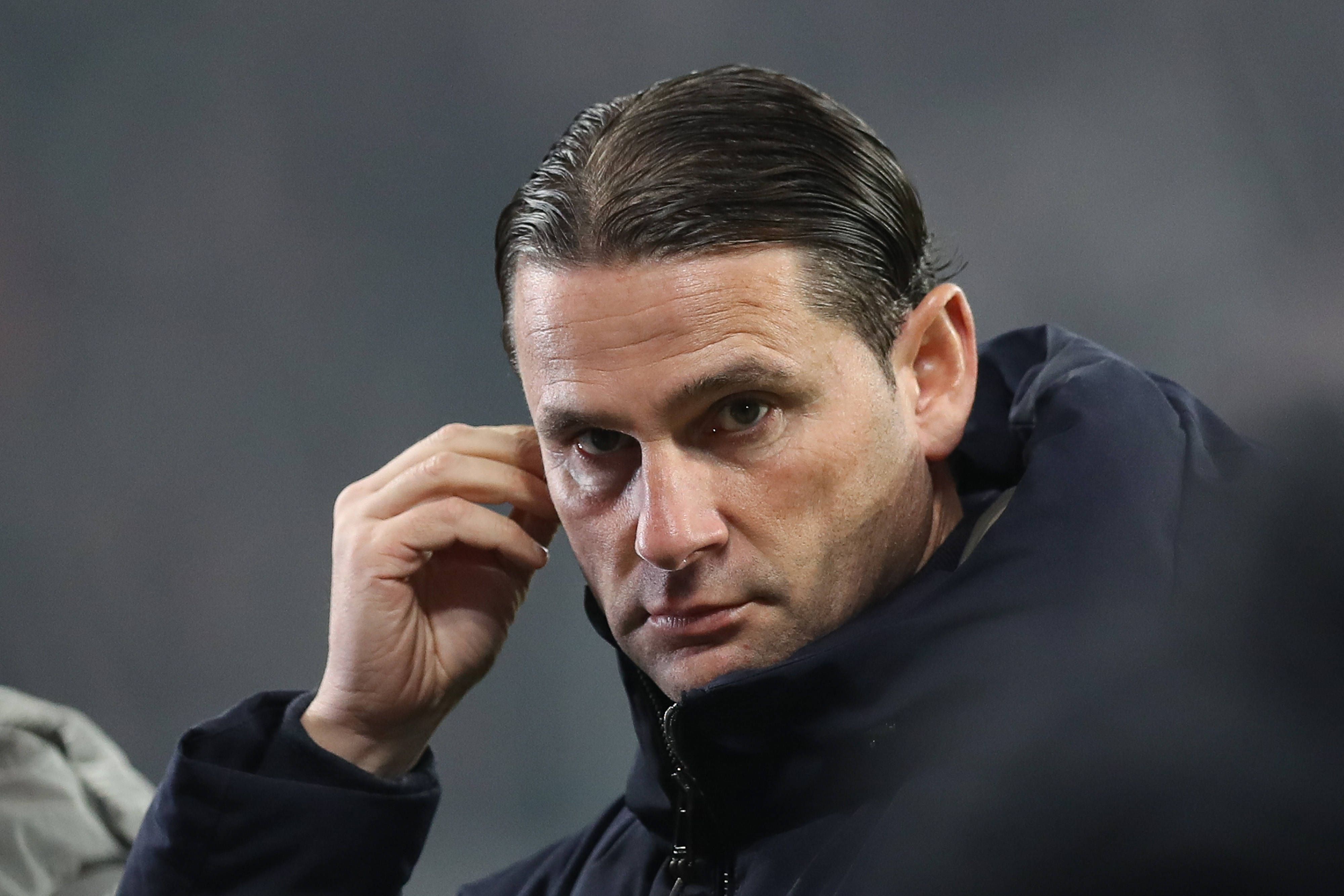 Borussia Mönchengladbachs Trainer Gerardo Seoane greift sich beim Bundesliga-Spiel in Leipzig an die rechte Schläfe.