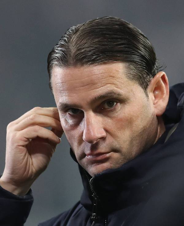 Borussia Mönchengladbachs Trainer Gerardo Seoane greift sich beim Bundesliga-Spiel in Leipzig an die rechte Schläfe.