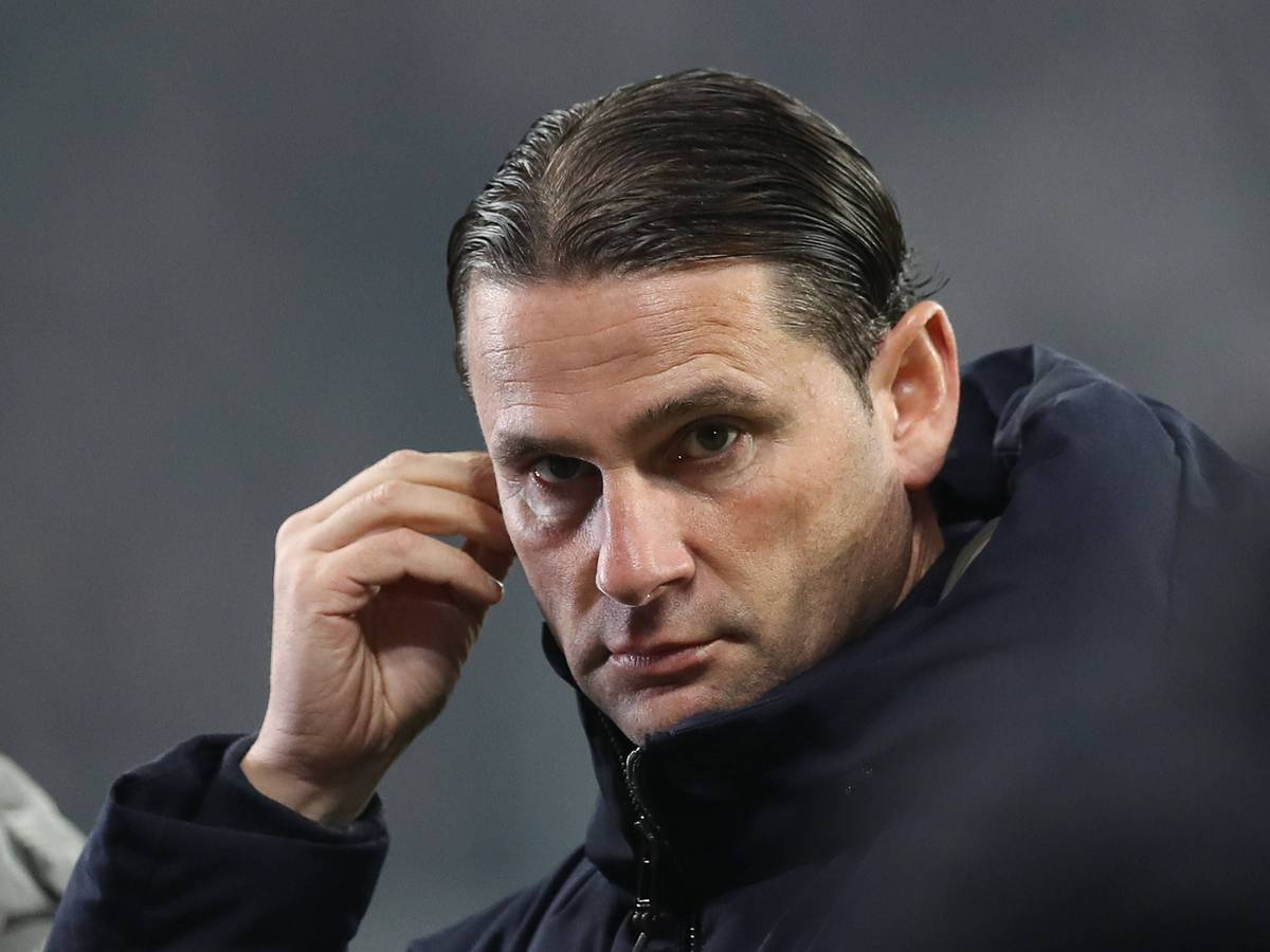 Borussia Mönchengladbachs Trainer Gerardo Seoane greift sich beim Bundesliga-Spiel in Leipzig an die rechte Schläfe.