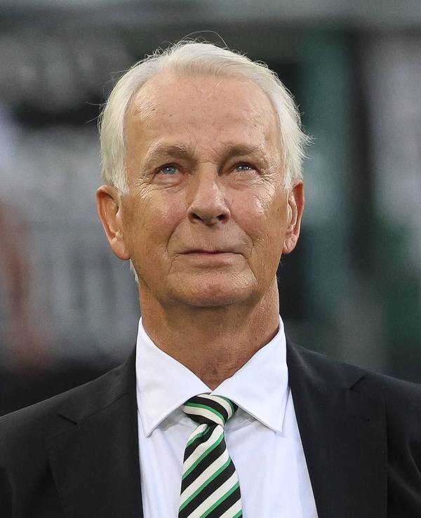 Borussia Mönchengladbachs Präsident Rainer Bonhof steht beim Bundesliga-Spiel gegen Bayer leverkusen in der Arena und blickt auf die Tribüne.