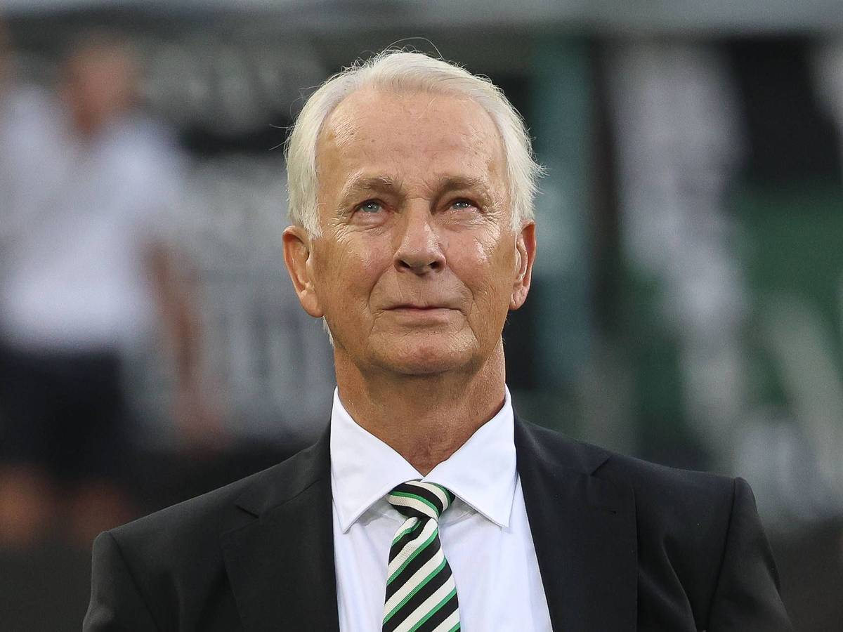 Borussia Mönchengladbachs Präsident Rainer Bonhof steht beim Bundesliga-Spiel gegen Bayer leverkusen in der Arena und blickt auf die Tribüne.