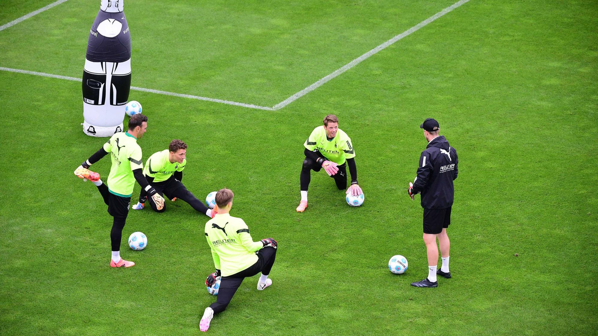 Die vier Keeper von Gladbach beim Dehnen im Training.