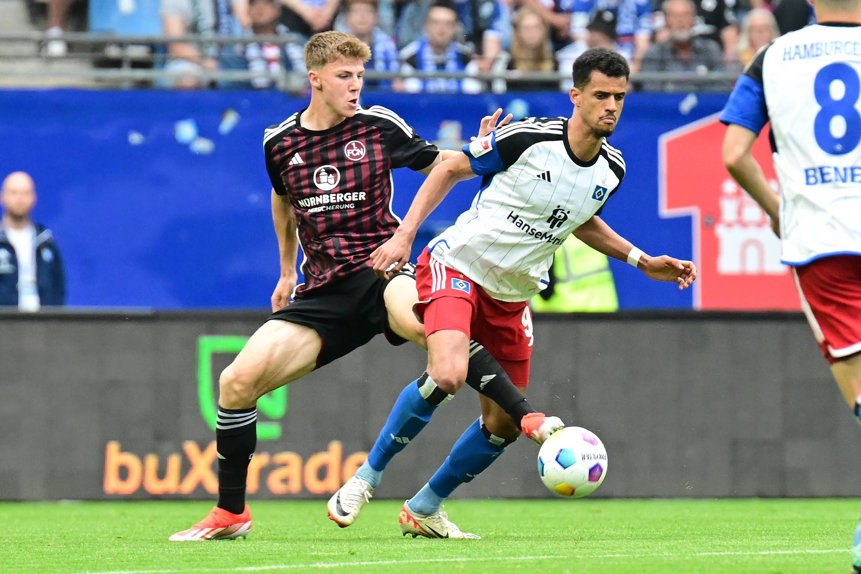 Nürnbergs Finn Jeltsch klaut Robert Glatzel mit einem Tritt durch dessen Beine den Ball.