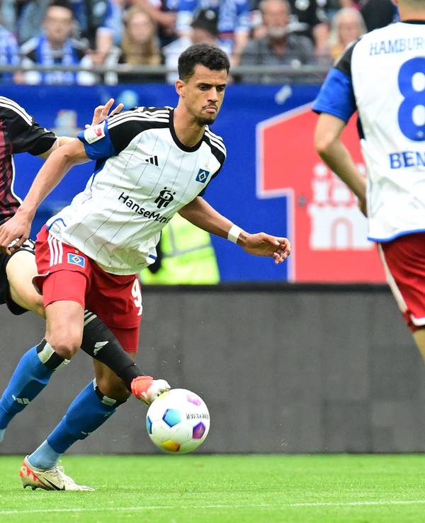 Nürnbergs Finn Jeltsch klaut Robert Glatzel mit einem Tritt durch dessen Beine den Ball.