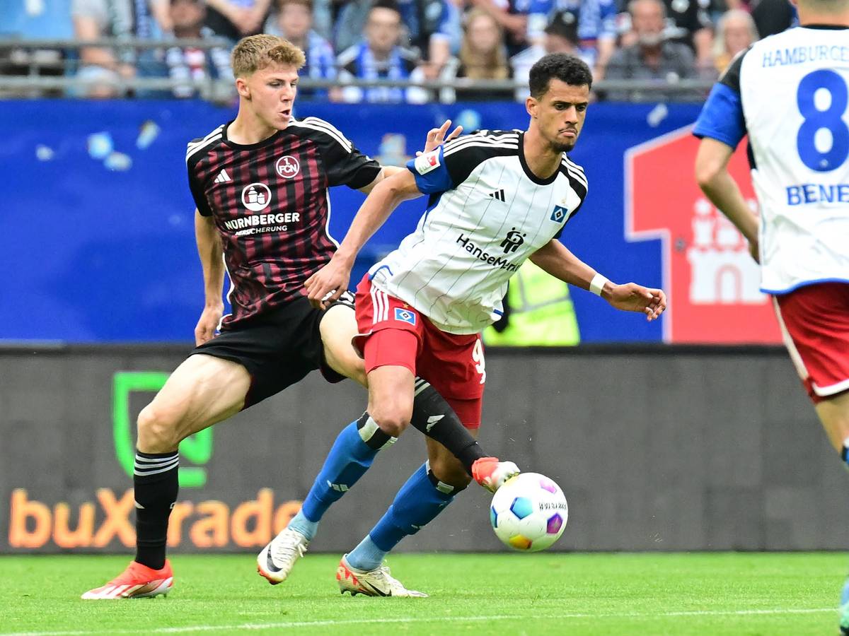 Nürnbergs Finn Jeltsch klaut Robert Glatzel mit einem Tritt durch dessen Beine den Ball.