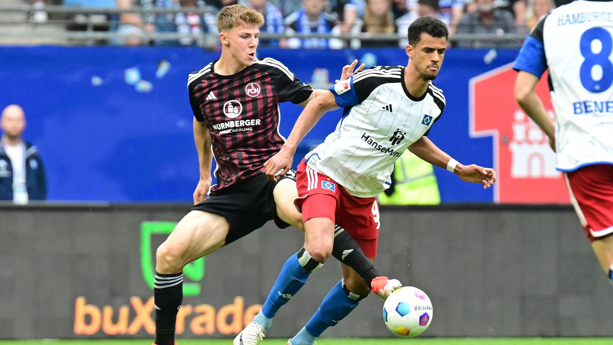 Nürnbergs Finn Jeltsch klaut Robert Glatzel mit einem Tritt durch dessen Beine den Ball.