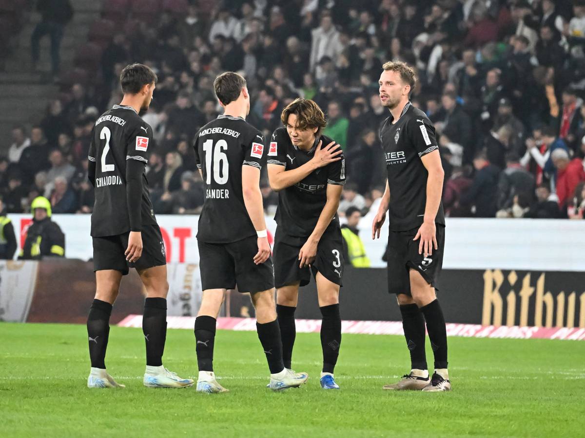Philipp Sander steht neben drei Borussia-Innenverteidigern.