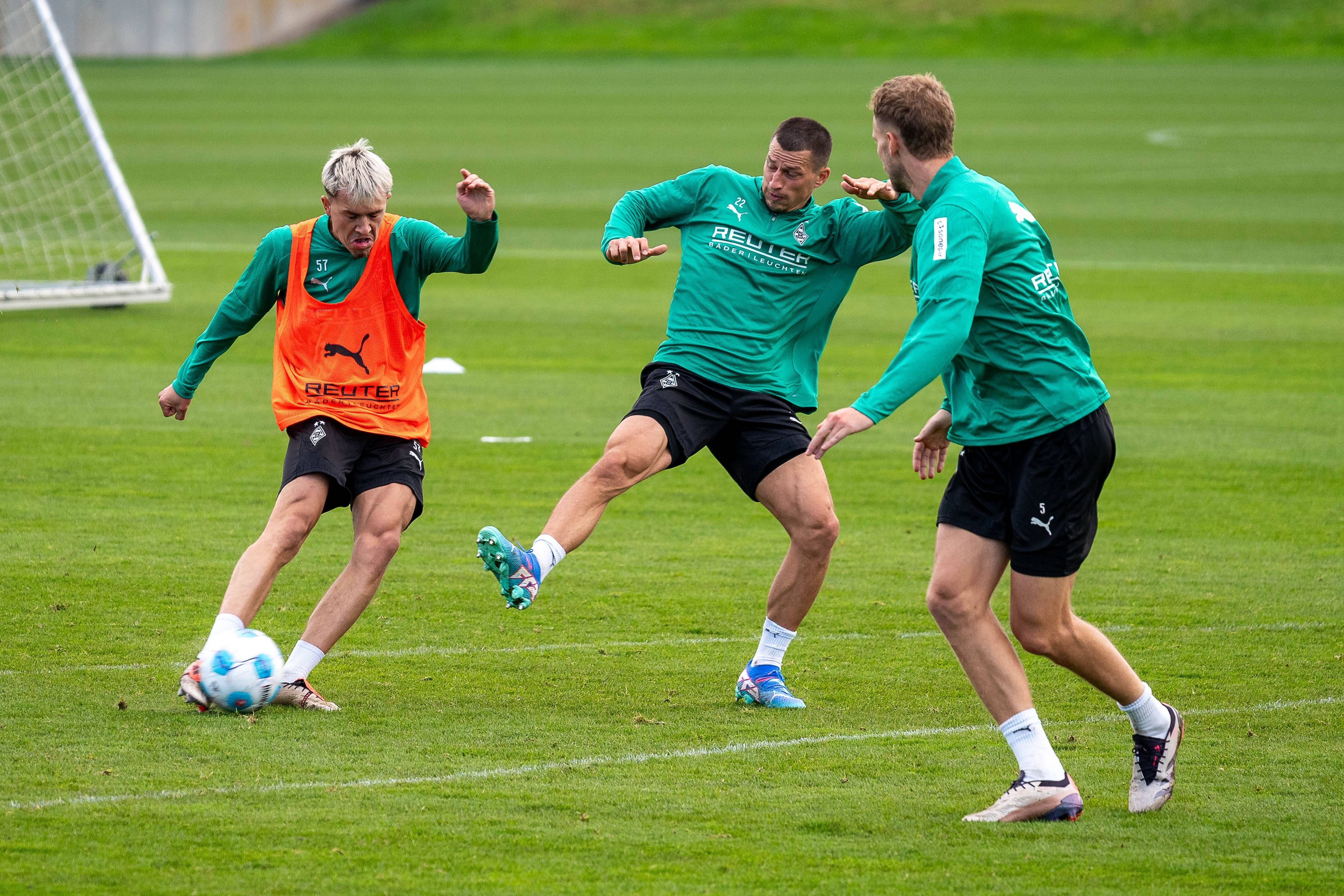 Noah Pesch bei einem Schussversuch im Training, den Stefan Lainer blocken will.