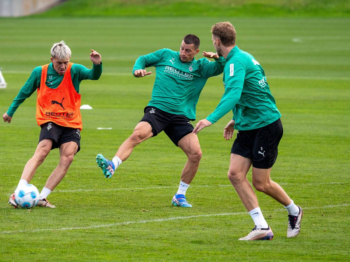 Noah Pesch bei einem Schussversuch im Training, den Stefan Lainer blocken will.