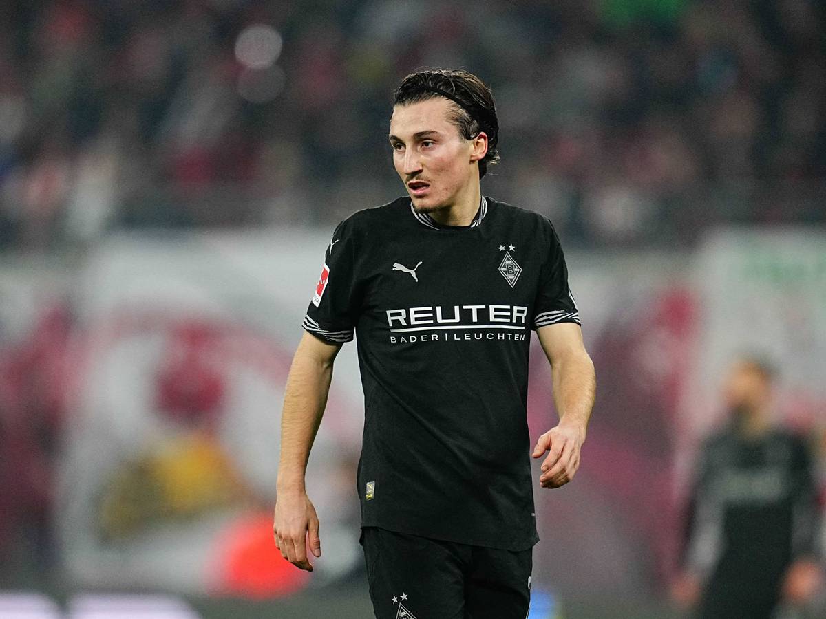 Rocco Reitz im schwarzen Gladbach-Trikot.