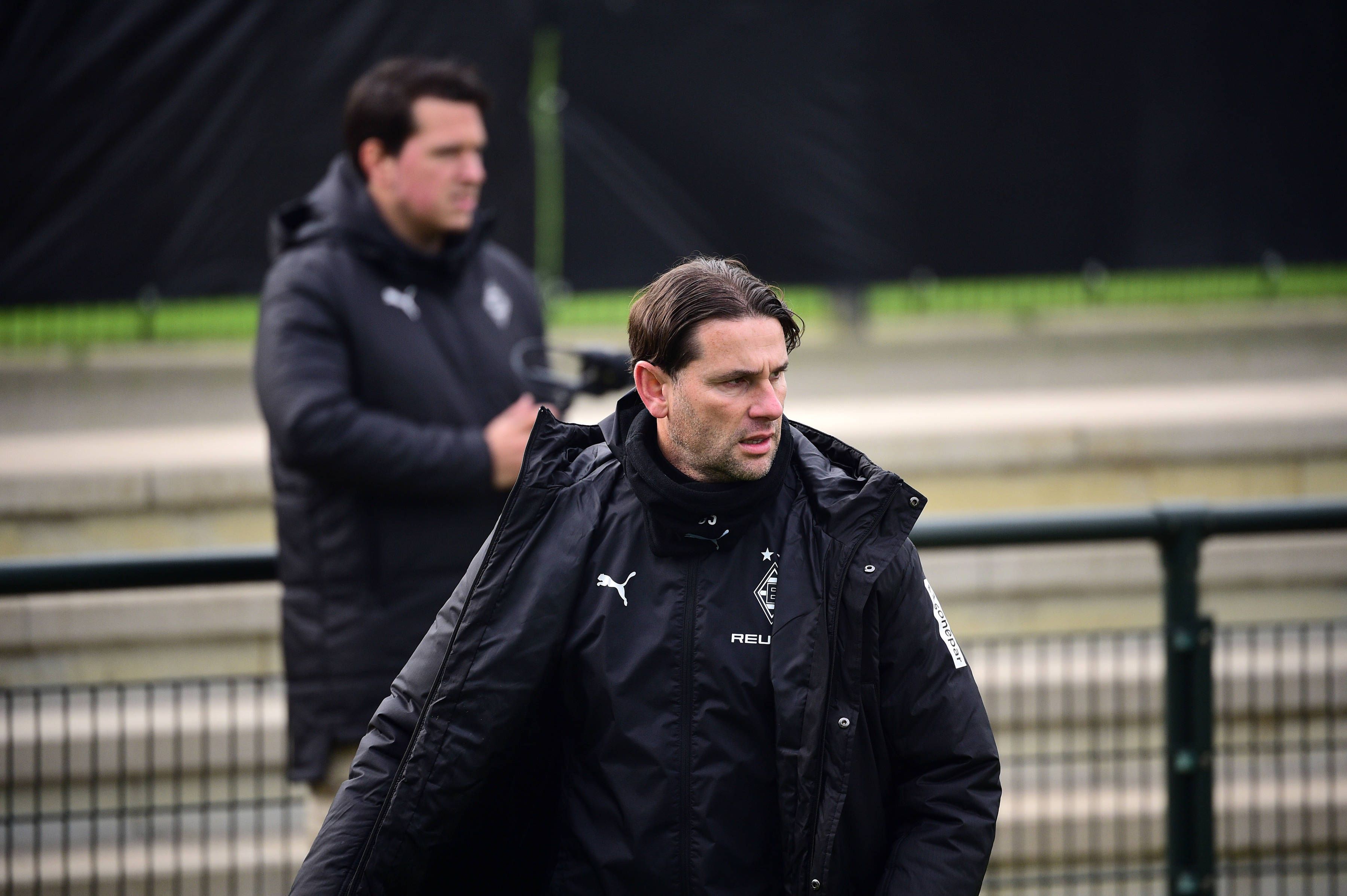 Gerardo Seoane im Wintermantel im Training.