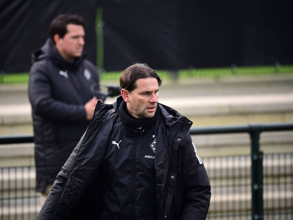 Gerardo Seoane im Wintermantel im Training.