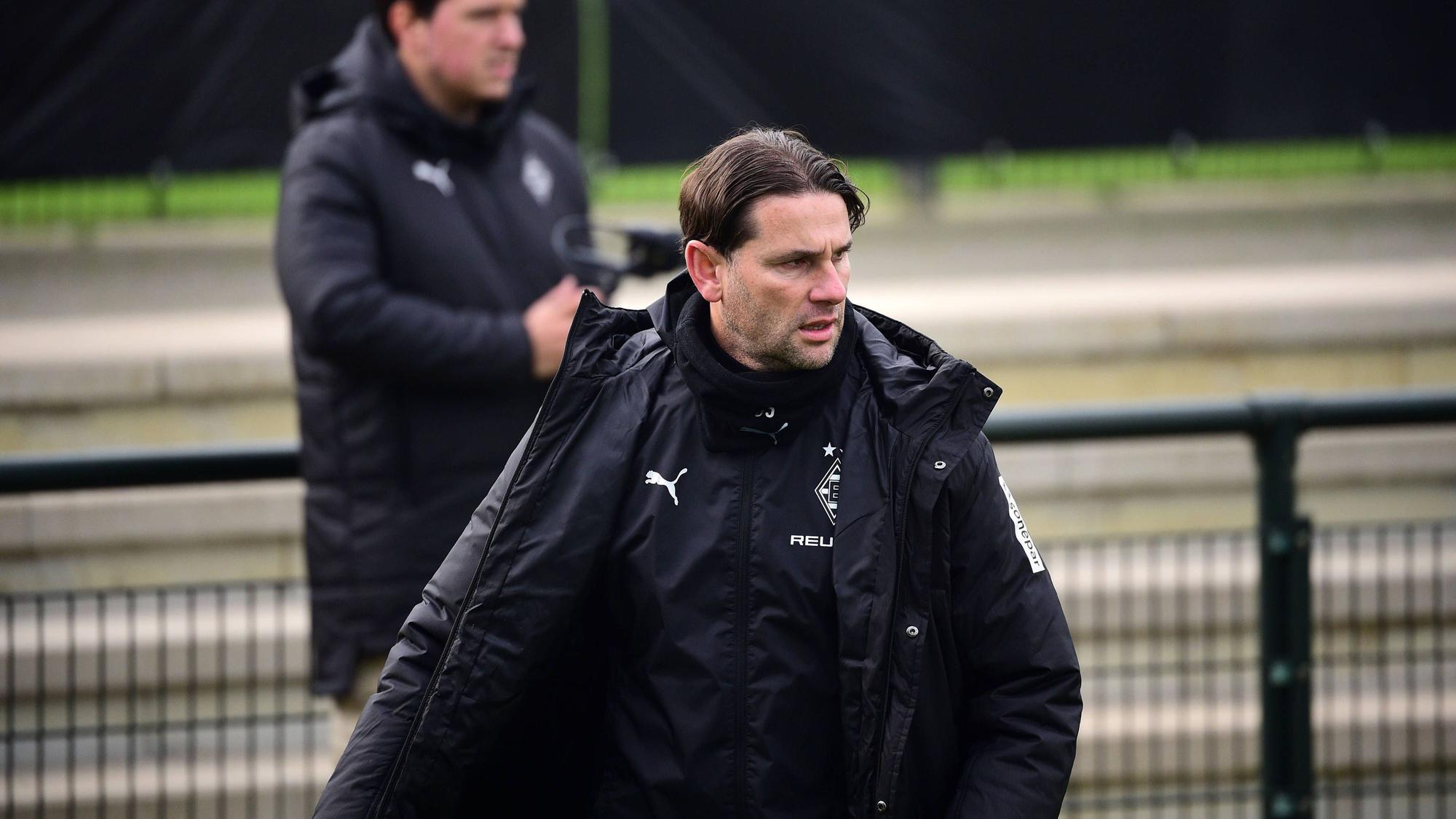Gerardo Seoane im Wintermantel im Training.