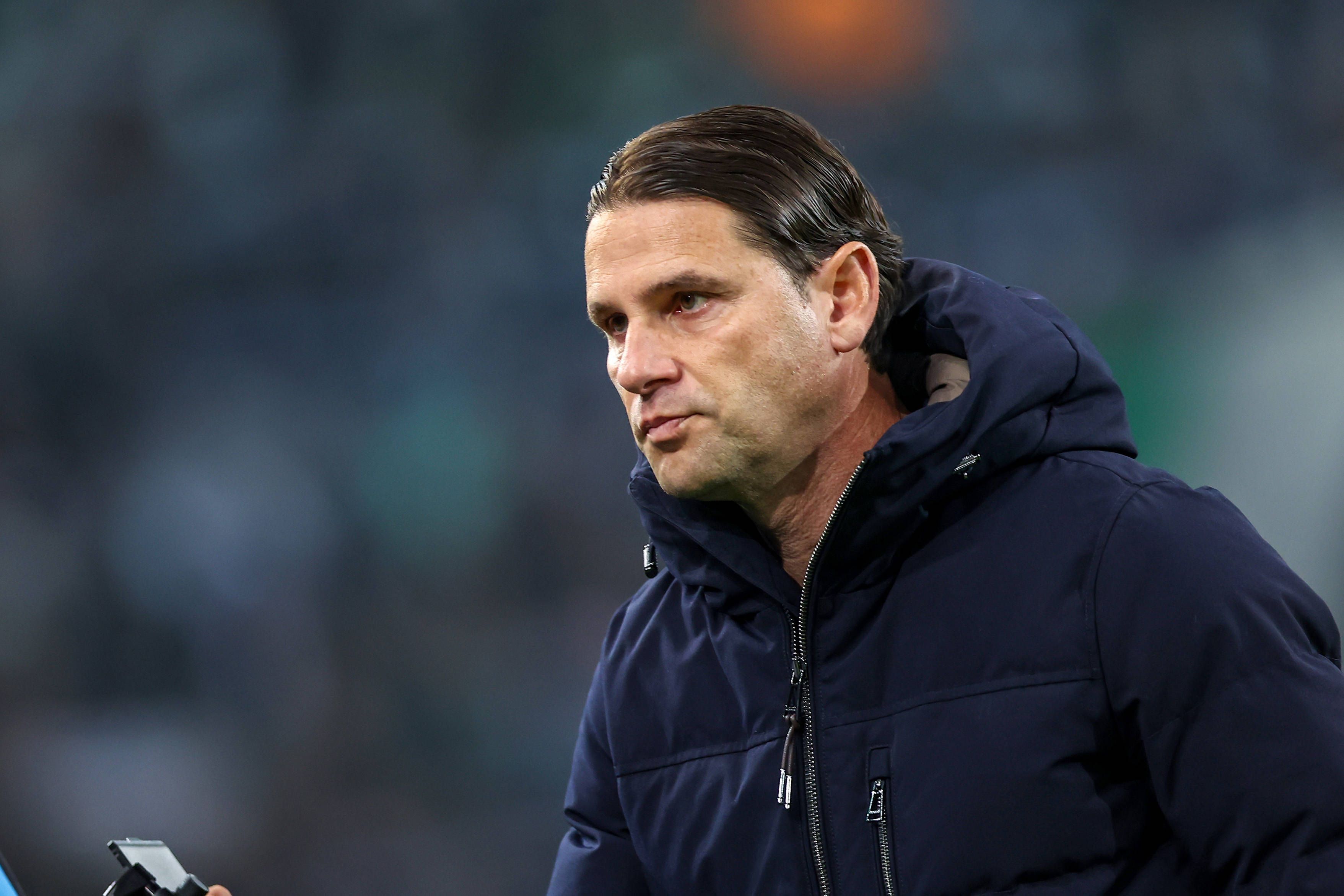 Borussia Mönchengladbachs Trainer Gerardo Seoane blickt beim Bundesliga-Spiel gegen Werder Bremen auf den Platz.